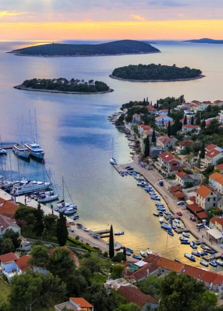 Mimice, Omiš, Brač island, Brac island, Hvar, Vis island, island of Vis, Biševo, Bisevo island, Maslinica, island of Šolta, Solta island, Polebrnjak, Saskinja, Stipanska, Kamik, Balkun, Rudula, Grmej, islet, Marchi family, heritage hotel, Hotel Martinis Marchi, Punta, Šipkova, beach, sand beach, Mimice, Omiš, otok Brač, otok Brač, Hvar, otok Vis, otok Vis, Biševo, otok Biševo, Maslinica, otok Šolta, otok Šolta, Polebrnjak, Saškinja, Stipanska, Kamik, Balkun, Rudula, Grmej, otočić, Marchi obiteljski, heritage hotel, Hotel Martinis Marchi, Punta, Šipkova, plaža, pješčana plaža,