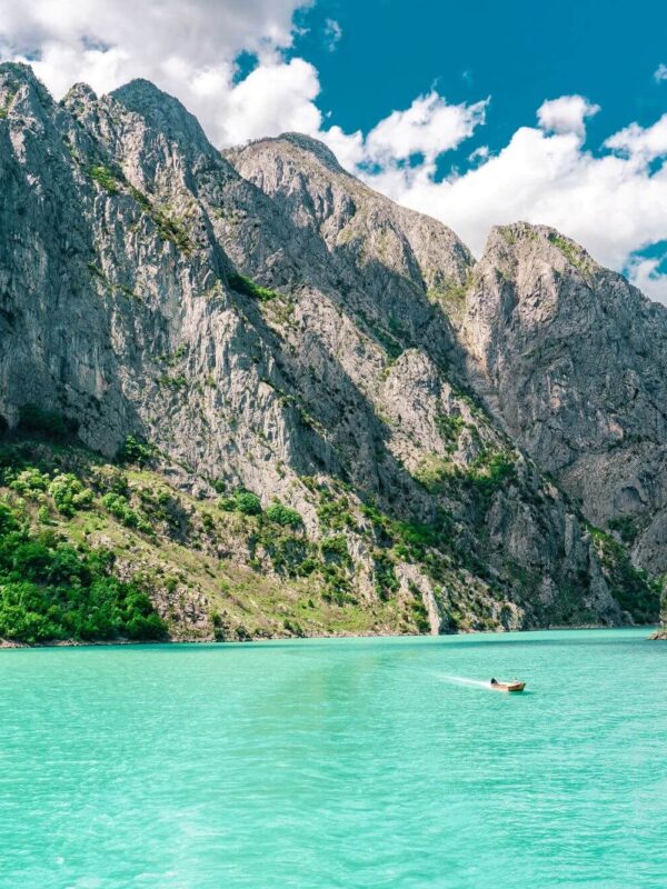 Albania, Albanian Alps, Lake Komani, Liqeni i Komanit, Drini River, Shala river, Valbona river, Shala, Daica, Berisha, Gomina, Shala cave, Kaurri cave, Fierza harbor, Koman harbor, boat cruise, Koman to Fierza boat cruise, Riverside Komani Lake, Komani Lake Shala River, Komani Lake from Shkoder, Koman Albania Albanija, Albanske Alpe, jezero Komani, Liqeni i Komanit, rijeka Drini, rijeka Shala, rijeka Valbona, Shala, Daica, Berisha, Gomina, pećina Shala, pećina Kaurri, luka Fierza, luka Koman, krstarenje brodom, krstarenje brodom od Komana do Fierze, Jezero Komani uz rijeku, jezero Komani Rijeka Shala, jezero Komani iz Skadra, Koman Albanija