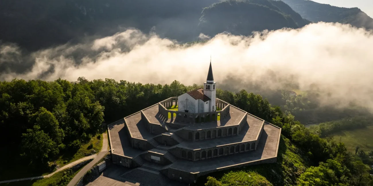 underrated places in Slovenia, Kobarid, Kobarid village, Slovenia, Julian Alps, Kobarid Museum, Soča River, Kobarid, Julian Alps, hiking Julian Alps, underrated place to visit in Slovenia, place to visit in Slovenia, Italian ossuary, Italian Charnel house, Church of St. Anthony, Waterfall Kozjak, Napoleon's bridge, Tonovec castle, things to see in Kobarid podcijenjena mjesta u Sloveniji, Kobarid, selo Kobarid, Slovenija, Julijske Alpe, Muzej Kobarid, rijeka Soča, Kabarid, Julijske Alpe, planinarenje Julijske Alpe, podcijenjeno mjesto za posjetiti u Sloveniji, mjesto za posjetiti u Sloveniji, talijanska kosturnica, talijanska kosturnica, Crkva sv. Ante, slap Kozjak, Napoleonov most, dvorac Tonovec, što vidjeti u Kobaridu