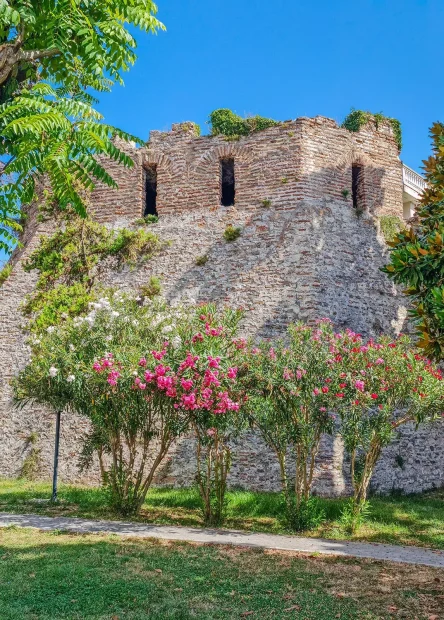 Durres, Durrës, Albania, must-visit in Albania, Durres Amphitheater, Durres city wall,Durres Castle, Kalaja e Durresit, Great Mosque of Durrës, City walk durres, Sophie Cafe durres, Soam fast food Durres, Durres Port beach, Durres Beach, Durres Beaches, Sfinksi durres, Don Pepe by Martines bar, Royal Villa of Durres,  Durres Archaeological Museum,  Byzantine Forum,  Spille Beach Drač, Drač, Albanija, obavezno posjetiti u Albaniji, Drač amfiteatar, gradske zidine Drač, Dvorac Drač, Kalaja e Durresit, Velika džamija u Draču, Šetnica Drač, Sophie Cafe Drač, Soam brza hrana Drač, Lučka plaža Drač, Plaža Drač , plaže drač, Sfinksi, Don Pepe by Martines bar, Kraljevska vila u Draču,  Drač Arheološki muzej,  Bizantski forum,  Spille plaža