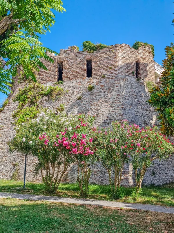 Durres, Durrës, Albania, must-visit in Albania, Durres Amphitheater, Durres city wall,Durres Castle, Kalaja e Durresit, Great Mosque of Durrës, City walk durres, Sophie Cafe durres, Soam fast food Durres, Durres Port beach, Durres Beach, Durres Beaches, Sfinksi durres, Don Pepe by Martines bar, Royal Villa of Durres,  Durres Archaeological Museum,  Byzantine Forum,  Spille Beach Drač, Drač, Albanija, obavezno posjetiti u Albaniji, Drač amfiteatar, gradske zidine Drač, Dvorac Drač, Kalaja e Durresit, Velika džamija u Draču, Šetnica Drač, Sophie Cafe Drač, Soam brza hrana Drač, Lučka plaža Drač, Plaža Drač , plaže drač, Sfinksi, Don Pepe by Martines bar, Kraljevska vila u Draču,  Drač Arheološki muzej,  Bizantski forum,  Spille plaža