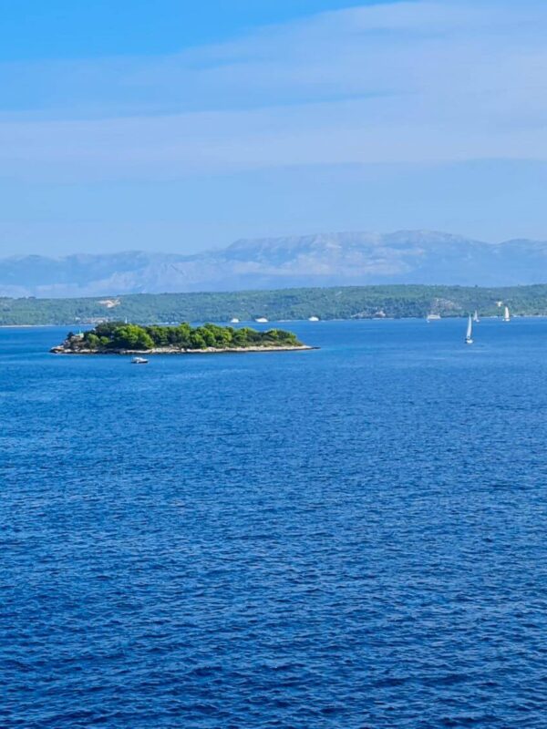 Split Gates, Splitska vrata, island of Brac, Solta, islet of Mrduja, Mrduja, legend, Mrduja Tug of war, Mrduja regatta Splitska vrata, otok Brač, Šolta, otočić Mrduja, Mrduja, legenda, Mrduja Povlačenje konopa, Mrdujska regata