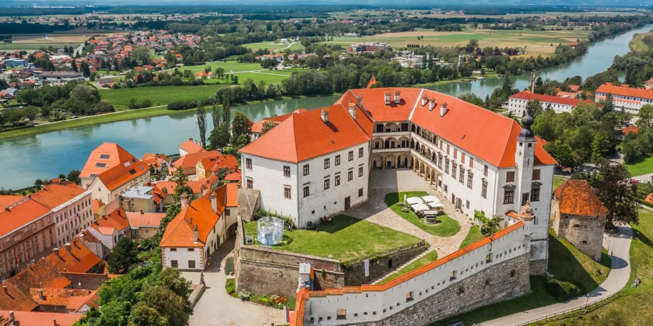 Zavičajni muzej Ptuj Ormož, Ptujski dvorac, Ptuj Grad, Ptuj, Maribor, Slovenija, Varaždin, Pokrajinski muzej Ptuj, Pokrajinski muzej Ptuj Ormož, festival Kurentovanje, slovenski karneval, ulaznica za ptujski dvorac, cijena ulaznice za ptujski dvorac, povijest ptujskog dvorca, izložbe u ptujskom dvorcu,