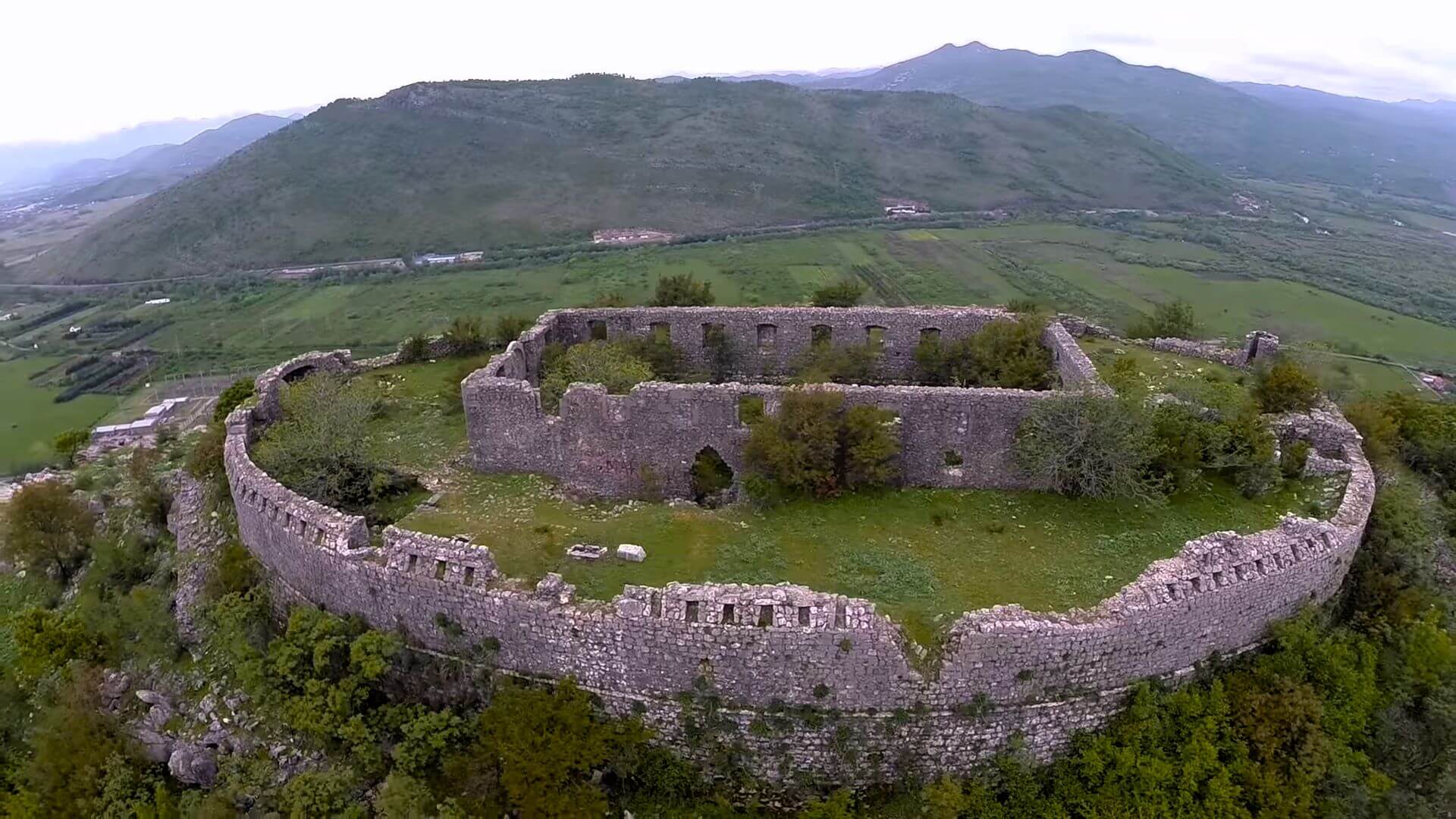 Crvena stijena trail, Magara cave, Psiho vodič, Velje Brdo, Crvena stijena, Podgorica, Marezi, Crvena stijena fortress, Turkish fortress, Crvena stijena Magara cave trail, hiking trails montenegro Staza Crvena stijena, pećina Magara, Psiho vodič, Velje Brdo, Crvena stijena, Podgorica, Marezi, tvrđava Crvena stijena, turska tvrđava, staza pećina Crvena stijena Magara, planinarske staze crna gora