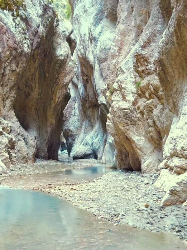 Holta Canyon, Kanioni i Holtas, Tirana, Gramsh, Holta River, Bardhaj, Kabash, hidden gem, Albania, hidden gems in Albania, hidden gems Albania, things to see in albania, crystal blue water, canyon albania, cliffs, cliffs Albania Kanjon Holta, Kanioni i Holtas, Tirana, Gramsh, rijeka Holta, Bardhaj, Kabash, skriveni dragulj, Albanija, skriveni dragulji u Albaniji, skriveni dragulji Albanija, stvari koje treba vidjeti u Albaniji, kristalno plava voda, kanjon Albanija, litice, litice Albanija