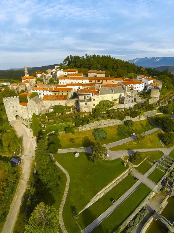 Karst Plateau, Štanjel, Slovenia, San Daniele del Carso, Vipava Valley, Štanjel village, Cobenzl family, Štanjel Castle, Maks Fabiani, Ferrari Garden, Štanjel accommodation, Stanjel accommodation,  Kraška visoravan, Štanjel, Slovenija, San Daniele del Carso, Vipavska dolina, selo Štanjel, obitelj Cobenzl, dvorac Štanjel, Maks Fabiani, Ferrarijev vrt, smještaj Štanjel, smještaj Štanjel,