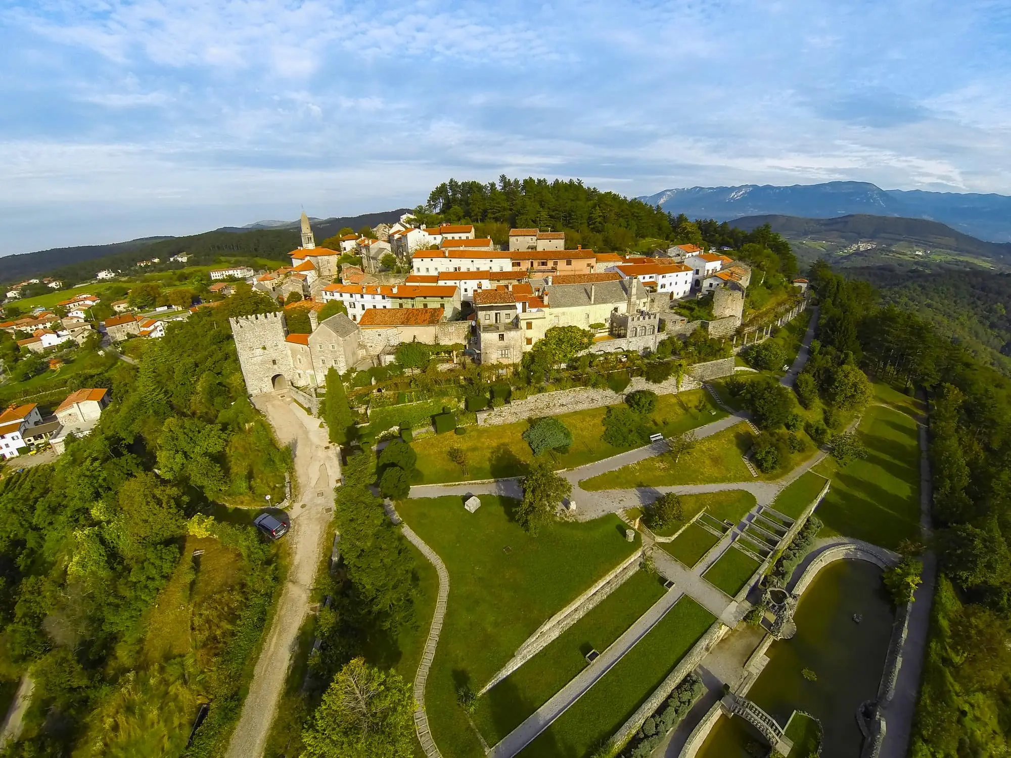 Karst Plateau, Štanjel, Slovenia, San Daniele del Carso, Vipava Valley, Štanjel village, Cobenzl family, Štanjel Castle, Maks Fabiani, Ferrari Garden, Štanjel accommodation, Stanjel accommodation,  Kraška visoravan, Štanjel, Slovenija, San Daniele del Carso, Vipavska dolina, selo Štanjel, obitelj Cobenzl, dvorac Štanjel, Maks Fabiani, Ferrarijev vrt, smještaj Štanjel, smještaj Štanjel,