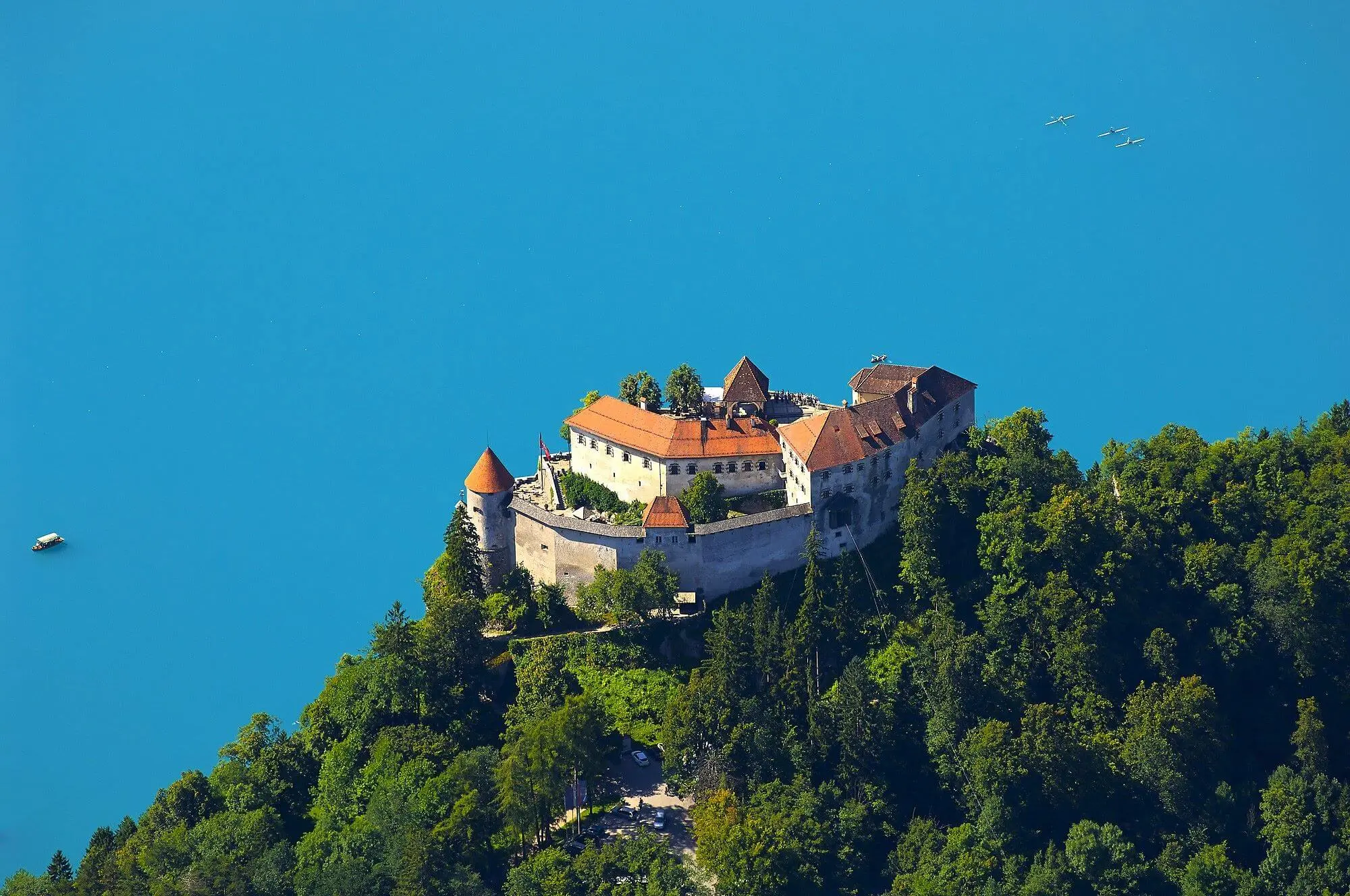 Slovenia, lake, historic castle, Bled Castle, Lake Bled, oldest castle in Slovenia, most beautiful castle in Slovenia, historical monument, chapel, history of Bled, things to do at Bled castle, Bled Castle restaurant, wine cellar bled, Arnold Rikli, Gorenjska, museums, Slovenija, jezero, povijesni dvorac, Bledski dvorac, Bledsko jezero, najstariji dvorac u Sloveniji, najljepši dvorac u Sloveniji, povijesni spomenik, kapelica, povijest Bleda, aktivnosti na Bledskom dvorcu, restoran Bledski dvorac, vinski podrum Bled, Arnold Rikli , Gorenjska, muzeji,