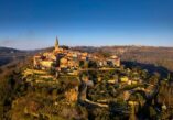Grožnjan, Istria, Mirna river, city of artists, Umag, Novigrad, pearl of Istria, Groznjan, streets of Grožnjan, Grožnjan castle, Istrian culinary offer, Grožnjan bars, Grožnjan taverns, Grožnjan wine tasting, Istrian jewel, must-see destination istria, Grožnjan wikipedia, Grožnjan in english, Grožnjan name, Groznjan things to see, Groznjan what to see, What to visit in Groznjan, Grožnjan history, Visit Grožnjan, Grožnjan, Istra, rijeka Mirna, grad umjetnika, Umag, Novigrad, biser Istre, Grožnjan, ulice Grožnjana, Grožnjanski kaštel, Istarska kulinarska ponuda, Grožnjanski barovi, Grožnjanske konobe, Degustacija Grožnjanskih vina, Istarski dragulj, must-see destinacija istra , Grožnjan wikipedia, Grožnjan na engleskom, Grožnjan ime, Grožnjan stvari koje treba vidjeti, Grožnjan što vidjeti, Što posjetiti u Grožnjanu, Grožnjanska povijest, Posjetite Grožnjan,