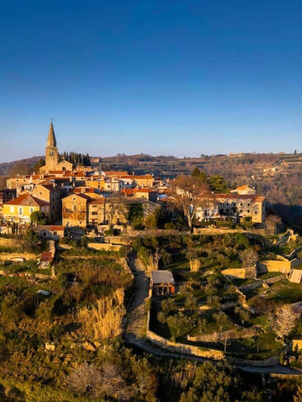 Grožnjan, Istria, Mirna river, city of artists, Umag, Novigrad, pearl of Istria, Groznjan, streets of Grožnjan, Grožnjan castle, Istrian culinary offer, Grožnjan bars, Grožnjan taverns, Grožnjan wine tasting, Istrian jewel, must-see destination istria, Grožnjan wikipedia, Grožnjan in english, Grožnjan name, Groznjan things to see, Groznjan what to see, What to visit in Groznjan, Grožnjan history, Visit Grožnjan, Grožnjan, Istra, rijeka Mirna, grad umjetnika, Umag, Novigrad, biser Istre, Grožnjan, ulice Grožnjana, Grožnjanski kaštel, Istarska kulinarska ponuda, Grožnjanski barovi, Grožnjanske konobe, Degustacija Grožnjanskih vina, Istarski dragulj, must-see destinacija istra , Grožnjan wikipedia, Grožnjan na engleskom, Grožnjan ime, Grožnjan stvari koje treba vidjeti, Grožnjan što vidjeti, Što posjetiti u Grožnjanu, Grožnjanska povijest, Posjetite Grožnjan,