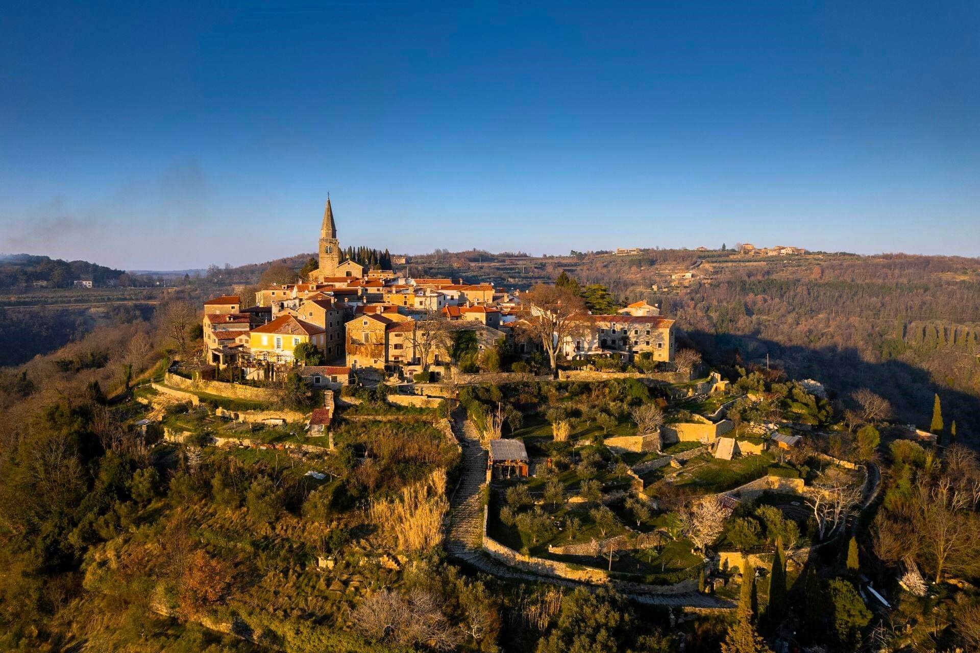 Grožnjan, Istria, Mirna river, city of artists, Umag, Novigrad, pearl of Istria, Groznjan, streets of Grožnjan, Grožnjan castle, Istrian culinary offer, Grožnjan bars, Grožnjan taverns, Grožnjan wine tasting, Istrian jewel, must-see destination istria, Grožnjan wikipedia, Grožnjan in english, Grožnjan name, Groznjan things to see, Groznjan what to see, What to visit in Groznjan, Grožnjan history, Visit Grožnjan, Grožnjan, Istra, rijeka Mirna, grad umjetnika, Umag, Novigrad, biser Istre, Grožnjan, ulice Grožnjana, Grožnjanski kaštel, Istarska kulinarska ponuda, Grožnjanski barovi, Grožnjanske konobe, Degustacija Grožnjanskih vina, Istarski dragulj, must-see destinacija istra , Grožnjan wikipedia, Grožnjan na engleskom, Grožnjan ime, Grožnjan stvari koje treba vidjeti, Grožnjan što vidjeti, Što posjetiti u Grožnjanu, Grožnjanska povijest, Posjetite Grožnjan,