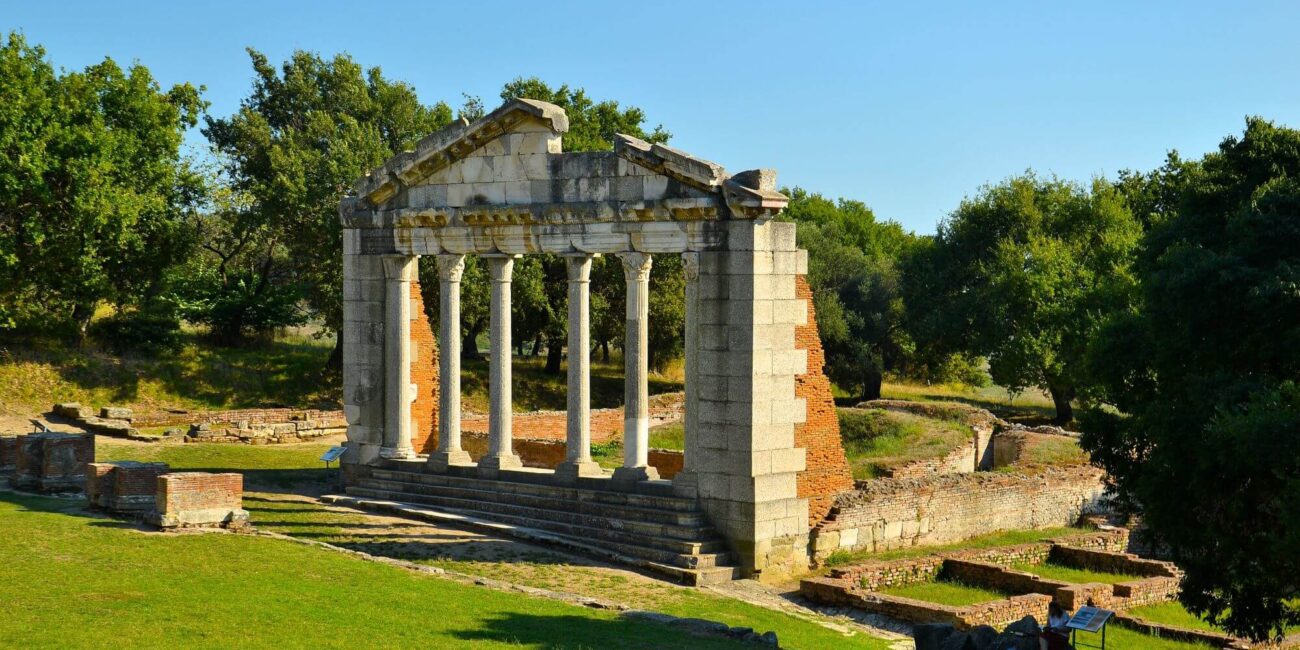 Apollonia, Illyria, Vjosa river, river Aous, Albania, Apollonia ruins, Pojani village, Polina village, Corfu, Corinth, Gilaks, Cicero, emperor Augustus, monastery of the Church of St. Mary, Archaeological Museum Apollonia, archaeological park, Church of St. Mary in Apollonia, Apolonija, Ilirija, rijeka Vjosa, rijeka Aous, Albanija, ruševine Apolonije, selo Pojani, selo Polina, Krf, Korint, Gilaks, Ciceron, car August, samostan crkve sv. Marije, Arheološki muzej Apolonija, arheološki park, Crkva sv. Marije u Apoloniji,