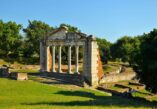 Apollonia, Illyria, Vjosa river, river Aous, Albania, Apollonia ruins, Pojani village, Polina village, Corfu, Corinth, Gilaks, Cicero, emperor Augustus, monastery of the Church of St. Mary, Archaeological Museum Apollonia, archaeological park, Church of St. Mary in Apollonia, Apolonija, Ilirija, rijeka Vjosa, rijeka Aous, Albanija, ruševine Apolonije, selo Pojani, selo Polina, Krf, Korint, Gilaks, Ciceron, car August, samostan crkve sv. Marije, Arheološki muzej Apolonija, arheološki park, Crkva sv. Marije u Apoloniji,