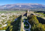 Enver Hoxha, Gjirokastër Castle, Gjirokastër, Ali Pasha Tepelena, Ottoman Empire, Gjirokastër fortress, UNESCO, Gjirokastër Castle, Bektashi Tomb, Gjirokastra Folk Festival, Gjirokastër Castle history, Gjirokastër fortress Albania, UNESCO World Heritage Site Gjirokastër, Ottoman era castle in Albania, Cultural significance of Gjirokastër Castle, Tourist attractions in Gjirokastër, Architectural blend Gjirokastër Castle, Historical landmarks in Albania, Visiting Gjirokastër Castle, Gjirokastër Castle UNESCO site, Explore Albanian heritage, Gjirokastër Castle fortress tour, Gjirokastër Castle panoramic views, Iconic landmarks in southern Albania, Medieval fortifications in Gjirokastër, Gjirokastra Castle,  Gjirokastra castle history, gjirokaster castle photos, Gjirokastra castle tickets, Gjirokaster Castle price, Enver Hoxha, dvorac Gjirokastër, Gjirokastër, Ali Pasha Tepelena, Otomansko Carstvo, tvrđava Gjirokastër, UNESCO, dvorac Gjirokastër, grobnica Bektashi, folklorni festival Gjirokastra, povijest dvorca Gjirokastër, tvrđava Gjirokastër Albanija, UNESCO-va svjetska baština Gjirokastër, dvorac iz osmanskog doba u Albaniji, Kulturni značaj dvorca Gjirokastër, Turističke atrakcije u Gjirokastëru, Kombinacija arhitekture dvorca Gjirokastër, Povijesne znamenitosti u Albaniji, Posjet dvorcu Gjirokastër, UNESCO-vo mjesto dvorca Gjirokastër, Istražite albansku baštinu, obilazak tvrđave dvorca Gjirokastër, panoramski pogled na dvorac Gjirokastër, Ikonične znamenitosti na jugu iz Albanije, Srednjovjekovne utvrde u Gjirokastri, dvorac Gjirokastra,  povijest dvorca Gjirokastra, fotografije dvorca gjirokaster, ulaznice za dvorac Gjirokastra, cijena dvorca Gjirokastra,