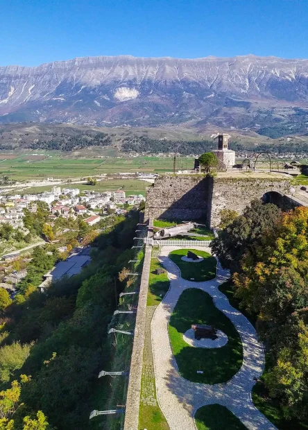 Enver Hoxha, Gjirokastër Castle, Gjirokastër, Ali Pasha Tepelena, Ottoman Empire, Gjirokastër fortress, UNESCO, Gjirokastër Castle, Bektashi Tomb, Gjirokastra Folk Festival, Gjirokastër Castle history, Gjirokastër fortress Albania, UNESCO World Heritage Site Gjirokastër, Ottoman era castle in Albania, Cultural significance of Gjirokastër Castle, Tourist attractions in Gjirokastër, Architectural blend Gjirokastër Castle, Historical landmarks in Albania, Visiting Gjirokastër Castle, Gjirokastër Castle UNESCO site, Explore Albanian heritage, Gjirokastër Castle fortress tour, Gjirokastër Castle panoramic views, Iconic landmarks in southern Albania, Medieval fortifications in Gjirokastër, Gjirokastra Castle,  Gjirokastra castle history, gjirokaster castle photos, Gjirokastra castle tickets, Gjirokaster Castle price, Enver Hoxha, dvorac Gjirokastër, Gjirokastër, Ali Pasha Tepelena, Otomansko Carstvo, tvrđava Gjirokastër, UNESCO, dvorac Gjirokastër, grobnica Bektashi, folklorni festival Gjirokastra, povijest dvorca Gjirokastër, tvrđava Gjirokastër Albanija, UNESCO-va svjetska baština Gjirokastër, dvorac iz osmanskog doba u Albaniji, Kulturni značaj dvorca Gjirokastër, Turističke atrakcije u Gjirokastëru, Kombinacija arhitekture dvorca Gjirokastër, Povijesne znamenitosti u Albaniji, Posjet dvorcu Gjirokastër, UNESCO-vo mjesto dvorca Gjirokastër, Istražite albansku baštinu, obilazak tvrđave dvorca Gjirokastër, panoramski pogled na dvorac Gjirokastër, Ikonične znamenitosti na jugu iz Albanije, Srednjovjekovne utvrde u Gjirokastri, dvorac Gjirokastra,  povijest dvorca Gjirokastra, fotografije dvorca gjirokaster, ulaznice za dvorac Gjirokastra, cijena dvorca Gjirokastra,