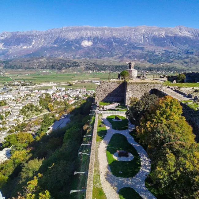 Enver Hoxha, Gjirokastër Castle, Gjirokastër, Ali Pasha Tepelena, Ottoman Empire, Gjirokastër fortress, UNESCO, Gjirokastër Castle, Bektashi Tomb, Gjirokastra Folk Festival, Gjirokastër Castle history, Gjirokastër fortress Albania, UNESCO World Heritage Site Gjirokastër, Ottoman era castle in Albania, Cultural significance of Gjirokastër Castle, Tourist attractions in Gjirokastër, Architectural blend Gjirokastër Castle, Historical landmarks in Albania, Visiting Gjirokastër Castle, Gjirokastër Castle UNESCO site, Explore Albanian heritage, Gjirokastër Castle fortress tour, Gjirokastër Castle panoramic views, Iconic landmarks in southern Albania, Medieval fortifications in Gjirokastër, Gjirokastra Castle,  Gjirokastra castle history, gjirokaster castle photos, Gjirokastra castle tickets, Gjirokaster Castle price, Enver Hoxha, dvorac Gjirokastër, Gjirokastër, Ali Pasha Tepelena, Otomansko Carstvo, tvrđava Gjirokastër, UNESCO, dvorac Gjirokastër, grobnica Bektashi, folklorni festival Gjirokastra, povijest dvorca Gjirokastër, tvrđava Gjirokastër Albanija, UNESCO-va svjetska baština Gjirokastër, dvorac iz osmanskog doba u Albaniji, Kulturni značaj dvorca Gjirokastër, Turističke atrakcije u Gjirokastëru, Kombinacija arhitekture dvorca Gjirokastër, Povijesne znamenitosti u Albaniji, Posjet dvorcu Gjirokastër, UNESCO-vo mjesto dvorca Gjirokastër, Istražite albansku baštinu, obilazak tvrđave dvorca Gjirokastër, panoramski pogled na dvorac Gjirokastër, Ikonične znamenitosti na jugu iz Albanije, Srednjovjekovne utvrde u Gjirokastri, dvorac Gjirokastra,  povijest dvorca Gjirokastra, fotografije dvorca gjirokaster, ulaznice za dvorac Gjirokastra, cijena dvorca Gjirokastra,