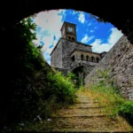 Enver Hoxha, Gjirokastër Castle, Gjirokastër, Ali Pasha Tepelena, Ottoman Empire, Gjirokastër fortress, UNESCO, Gjirokastër Castle, Bektashi Tomb, Gjirokastra Folk Festival, Gjirokastër Castle history, Gjirokastër fortress Albania, UNESCO World Heritage Site Gjirokastër, Ottoman era castle in Albania, Cultural significance of Gjirokastër Castle, Tourist attractions in Gjirokastër, Architectural blend Gjirokastër Castle, Historical landmarks in Albania, Visiting Gjirokastër Castle, Gjirokastër Castle UNESCO site, Explore Albanian heritage, Gjirokastër Castle fortress tour, Gjirokastër Castle panoramic views, Iconic landmarks in southern Albania, Medieval fortifications in Gjirokastër, Gjirokastra Castle,  Gjirokastra castle history, gjirokaster castle photos, Gjirokastra castle tickets, Gjirokaster Castle price, Enver Hoxha, dvorac Gjirokastër, Gjirokastër, Ali Pasha Tepelena, Otomansko Carstvo, tvrđava Gjirokastër, UNESCO, dvorac Gjirokastër, grobnica Bektashi, folklorni festival Gjirokastra, povijest dvorca Gjirokastër, tvrđava Gjirokastër Albanija, UNESCO-va svjetska baština Gjirokastër, dvorac iz osmanskog doba u Albaniji, Kulturni značaj dvorca Gjirokastër, Turističke atrakcije u Gjirokastëru, Kombinacija arhitekture dvorca Gjirokastër, Povijesne znamenitosti u Albaniji, Posjet dvorcu Gjirokastër, UNESCO-vo mjesto dvorca Gjirokastër, Istražite albansku baštinu, obilazak tvrđave dvorca Gjirokastër, panoramski pogled na dvorac Gjirokastër, Ikonične znamenitosti na jugu iz Albanije, Srednjovjekovne utvrde u Gjirokastri, dvorac Gjirokastra,  povijest dvorca Gjirokastra, fotografije dvorca gjirokaster, ulaznice za dvorac Gjirokastra, cijena dvorca Gjirokastra,