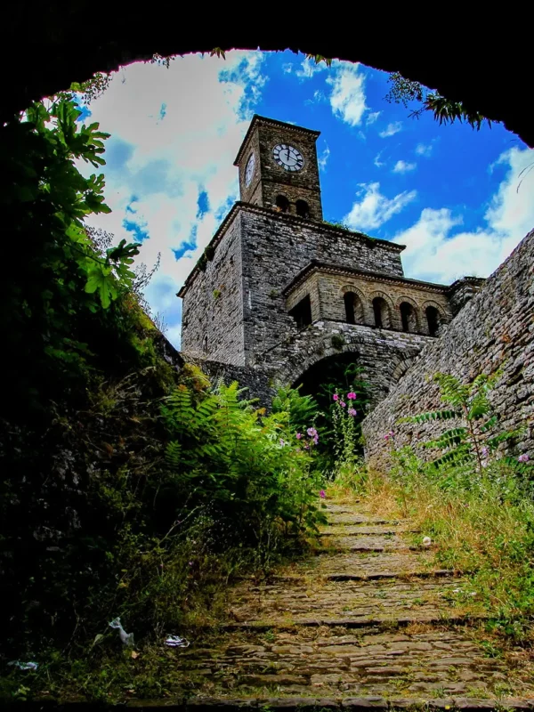 Enver Hoxha, Gjirokastër Castle, Gjirokastër, Ali Pasha Tepelena, Ottoman Empire, Gjirokastër fortress, UNESCO, Gjirokastër Castle, Bektashi Tomb, Gjirokastra Folk Festival, Gjirokastër Castle history, Gjirokastër fortress Albania, UNESCO World Heritage Site Gjirokastër, Ottoman era castle in Albania, Cultural significance of Gjirokastër Castle, Tourist attractions in Gjirokastër, Architectural blend Gjirokastër Castle, Historical landmarks in Albania, Visiting Gjirokastër Castle, Gjirokastër Castle UNESCO site, Explore Albanian heritage, Gjirokastër Castle fortress tour, Gjirokastër Castle panoramic views, Iconic landmarks in southern Albania, Medieval fortifications in Gjirokastër, Gjirokastra Castle,  Gjirokastra castle history, gjirokaster castle photos, Gjirokastra castle tickets, Gjirokaster Castle price, Enver Hoxha, dvorac Gjirokastër, Gjirokastër, Ali Pasha Tepelena, Otomansko Carstvo, tvrđava Gjirokastër, UNESCO, dvorac Gjirokastër, grobnica Bektashi, folklorni festival Gjirokastra, povijest dvorca Gjirokastër, tvrđava Gjirokastër Albanija, UNESCO-va svjetska baština Gjirokastër, dvorac iz osmanskog doba u Albaniji, Kulturni značaj dvorca Gjirokastër, Turističke atrakcije u Gjirokastëru, Kombinacija arhitekture dvorca Gjirokastër, Povijesne znamenitosti u Albaniji, Posjet dvorcu Gjirokastër, UNESCO-vo mjesto dvorca Gjirokastër, Istražite albansku baštinu, obilazak tvrđave dvorca Gjirokastër, panoramski pogled na dvorac Gjirokastër, Ikonične znamenitosti na jugu iz Albanije, Srednjovjekovne utvrde u Gjirokastri, dvorac Gjirokastra,  povijest dvorca Gjirokastra, fotografije dvorca gjirokaster, ulaznice za dvorac Gjirokastra, cijena dvorca Gjirokastra,