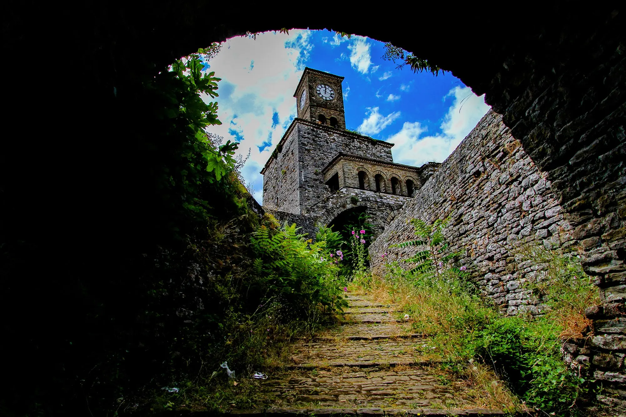 Enver Hoxha, Gjirokastër Castle, Gjirokastër, Ali Pasha Tepelena, Ottoman Empire, Gjirokastër fortress, UNESCO, Gjirokastër Castle, Bektashi Tomb, Gjirokastra Folk Festival, Gjirokastër Castle history, Gjirokastër fortress Albania, UNESCO World Heritage Site Gjirokastër, Ottoman era castle in Albania, Cultural significance of Gjirokastër Castle, Tourist attractions in Gjirokastër, Architectural blend Gjirokastër Castle, Historical landmarks in Albania, Visiting Gjirokastër Castle, Gjirokastër Castle UNESCO site, Explore Albanian heritage, Gjirokastër Castle fortress tour, Gjirokastër Castle panoramic views, Iconic landmarks in southern Albania, Medieval fortifications in Gjirokastër, Gjirokastra Castle,  Gjirokastra castle history, gjirokaster castle photos, Gjirokastra castle tickets, Gjirokaster Castle price, Enver Hoxha, dvorac Gjirokastër, Gjirokastër, Ali Pasha Tepelena, Otomansko Carstvo, tvrđava Gjirokastër, UNESCO, dvorac Gjirokastër, grobnica Bektashi, folklorni festival Gjirokastra, povijest dvorca Gjirokastër, tvrđava Gjirokastër Albanija, UNESCO-va svjetska baština Gjirokastër, dvorac iz osmanskog doba u Albaniji, Kulturni značaj dvorca Gjirokastër, Turističke atrakcije u Gjirokastëru, Kombinacija arhitekture dvorca Gjirokastër, Povijesne znamenitosti u Albaniji, Posjet dvorcu Gjirokastër, UNESCO-vo mjesto dvorca Gjirokastër, Istražite albansku baštinu, obilazak tvrđave dvorca Gjirokastër, panoramski pogled na dvorac Gjirokastër, Ikonične znamenitosti na jugu iz Albanije, Srednjovjekovne utvrde u Gjirokastri, dvorac Gjirokastra,  povijest dvorca Gjirokastra, fotografije dvorca gjirokaster, ulaznice za dvorac Gjirokastra, cijena dvorca Gjirokastra,
