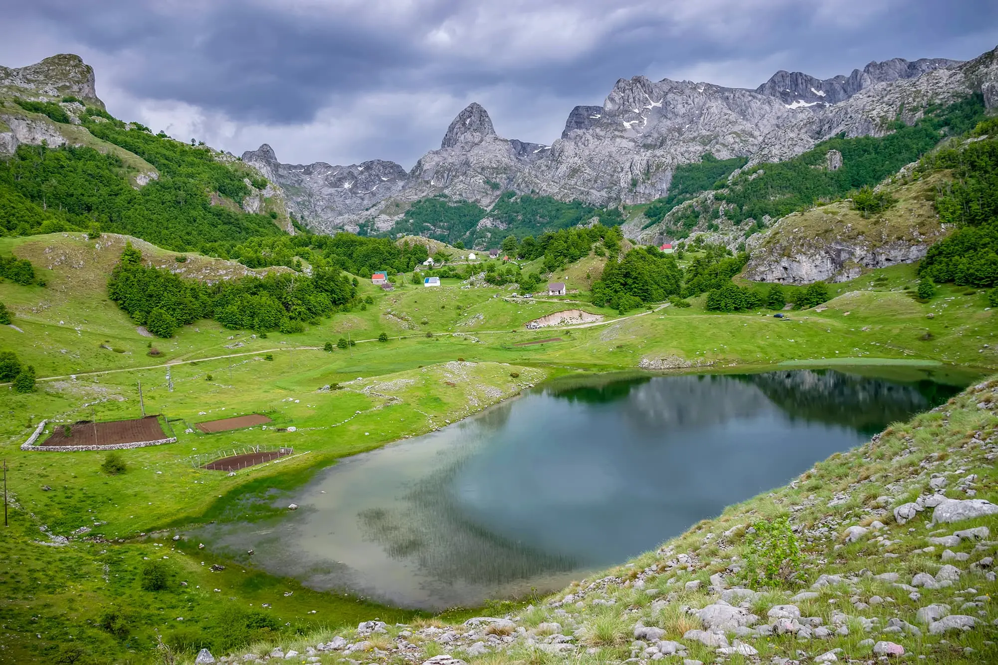 Bukumirsko jezero: dragulj pun legendi na 1440 metara nadmorske visine