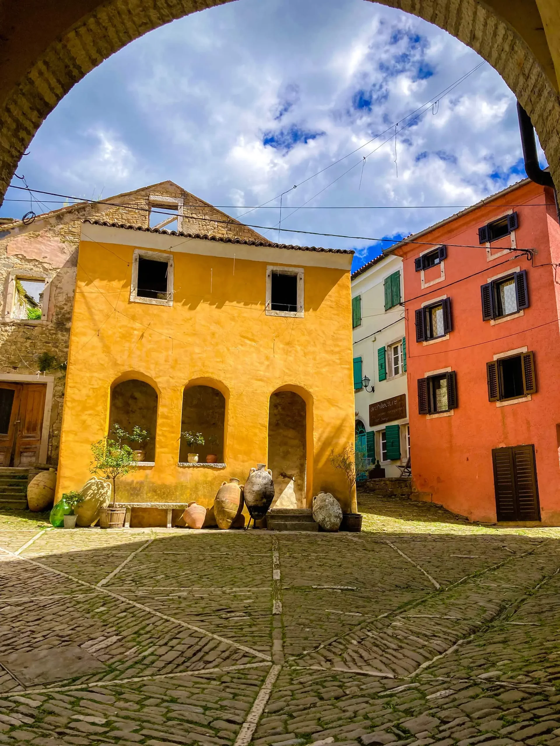 Istra, Novigrad, Umag, Poreč, Motovun, Momjan, konoba Rino, Prelac vinarija, Oprtalj, Portole, Grožnjan, što vidjeti u Momjanu, što vidjeti u Oprtalju, što vidjeti u grožnjanu, putopis, momjan istra, motovun istra, oprtalj istra, grožnjan istra, putopis po istri, putopis istra, vinarija tomaz, Istria, Novigrad, Umag, Poreč, Motovun, Momjan, Rino tavern, Prelac winery, Oprtalj, Portole, Grožnjan, what to see in Momjan, what to see in Oprtalj, what to see in Grožnjan, travelogue, Momjan Istria, Motovun Istria, Oprtalj Istria, Grožnjan Istria, Istrian travelogue, Istrian travelogue, Tomaz winery,