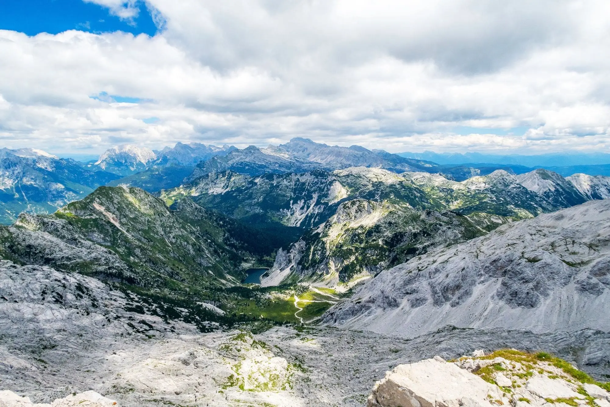 Krnsko jezero je najveće slovensko visokogorsko jezero! Zadivljuje posjetitelje svojom ljepotom