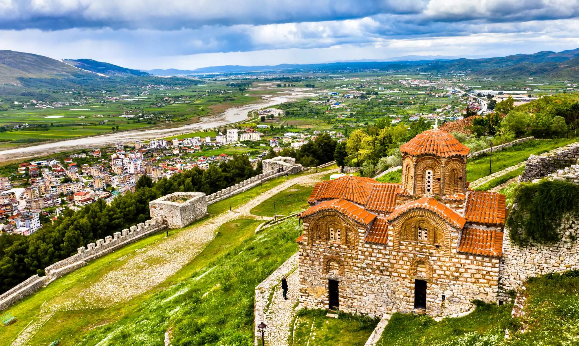 Tomorr, Berat, Osum, najljepši  kanjon  u Albaniji, grad  tisuću prozora, Berat, povijest Berat, što vidjeti u Beratu, Mangalem, četvrt Mangalem, grad s tisuću prozora, most Gorica, most Gorica Berat, najstariji  mostovi u Albaniji, najljepši mostovi u Albaniji, osmanski mostovi u albaniji,  dvorac Berat, crkva Svetog Trojstva Berat, crkva Svetog Trojstva, najljepši dvorac u Albaniji, Crkva Svetog Mihovila, etnografski muzej Berat, džamija Sultana Bayezida II,Kraljeva džamija Berat, najveće džamije u Albaniji, Tekija Helveti, Derviški konak, Ahmet Kurt Paša, Roshnik, Roshnik Berat, village Roshnik, Vodopad Bogova, Tomorr, Berat, Osum, the most beautiful canyon in Albania, the city of a thousand windows, Berat, the history of Berat, what to see in Berat, Mangalem, Mangalem district, the city of a thousand windows, Gorica bridge, Gorica bridge Berat, the oldest bridges in Albania, the most beautiful bridges in Albania, Ottoman bridges in Albania, Berat Castle, Church of the Holy Trinity Berat, Church of the Holy Trinity, the most beautiful castle in Albania, Church of Saint Michael, Berat Ethnographic Museum, Sultan Bayezid II Mosque, King's Mosque Berat, the largest mosques in Albania, Dervish inn, Ahmet Kurt Pasha, Roshnik, Roshnik Berat, village Roshnik, King's Mosque, Bachelor's Mosque, Church of St. Michael, Helveti Tekke, Bogova Waterfall,