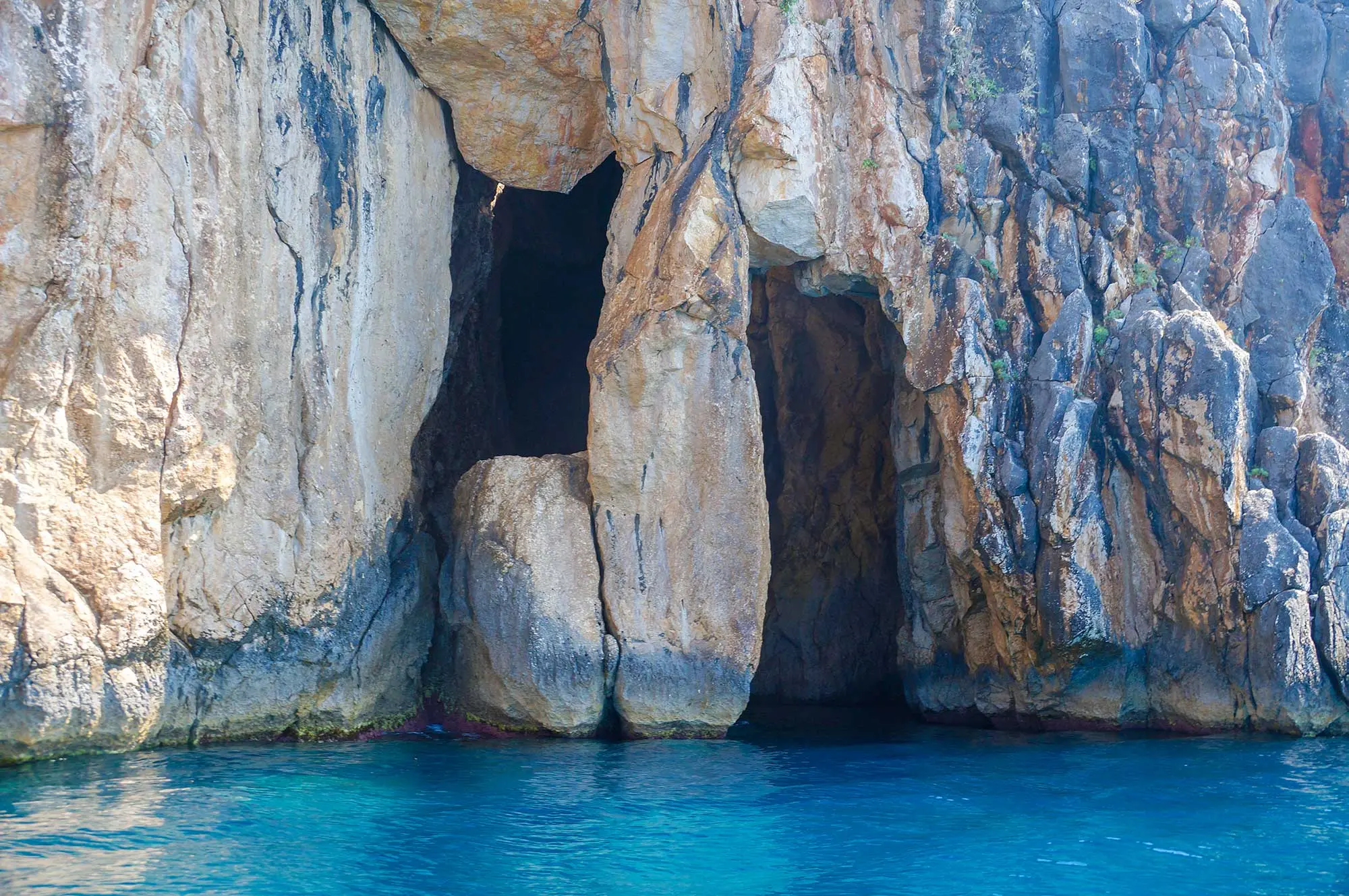 Petro Marko, Dhermi, Gusarska špilja, novela Gusarska špilja, Gusarska špilja Dhermi, špilje albanija, morske špilje Albanija, što raditi u Dhermi, što vidjeti Dhermi, Dhermi plaža, manastir Svetog Teodora, manastir Svetog Teodora, Dhermi, albanska rivijera, Albanija,  Petro Marko, Dhermi, Pirate's Cave, novella Pirate's Cave, Pirate's Cave Dhermi, Albania's caves, Albania's sea caves, what to do in Dhermi, what to see Dhermi, Dhermi beach, Saint Theodore Monastery, Saint Theodore Monastery, Dhermi, Albanian Riviera, Albania,