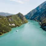 Šćepan Polje, Drina, rijeka Drina, Klotjevac, Osatica, Perućac, umjetno jezero, umjetno jezero Perućac, Bosna i Hercegovina, Jezero Perućac, Perućačko jezero, kanjon Drine, Bajina Bašta, Bajina Bašta hidroelektrana, Tara, planina Tara, Nacionalni park Tara, Pančićeva regata, Srebrenica, Perućačko jezero, Perućačko jezero wikipedia, Perućko jezero karta, Perućko jezero izgradnja, Perućko jezero kajak, Perućko jezero izlet, Perućko jezero ribe, Šćepan Polje, Drina, river Drina, Klotjevac, Osatica, Perućac, artificial lake, artificial lake Perućac, Bosnia and Herzegovina, Lake Perućac, Peruća lake, Drina canyon, Bajina Bašta, Bajina Bašta hydroelectric plant, Tara, Tara mountain, Tara National Park, Pančić regatta, Srebrenica, Lake Perucac, Perućac lake wikipedia, Perućac lake map, Lake Peruć construction, Perućac lakekayak, Perućac lake excursion, Perućac lake fish, Perućac lake,