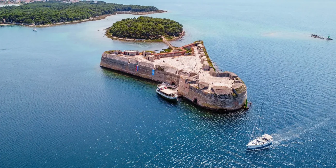 Hrvatska, tvrđava sv. Nikole, Šibenik, tvrđava sv. Nikole Šibenik, Mletačka Republika, otok Školjić, Skradin, pad Skradina, Giano Girolama Sanmicheli, Utvrda sv. Nikole, Tvrđava svetog nikole wikipedia, Sibenik tvrđava, Kanal svetog ante, tvrdjava svetog nikole sibenik, igra prijestolja tvrđava svetog nikole, igra prijestolja lokacije, igra prijestolja lokacije hrvatska, igra prijestolja lokacije šibenik, Croatia, fortress of St. Nikola, Šibenik, fortress of St. Nikole Šibenik, Republic of Venice, Island of Školjić, Skradin, Fall of Skradin, Giano Girolama Sanmicheli, Fortress of St. Nicholas, St. Nicholas Fortress wikipedia, Sibenik Fortress, Saint Ante Canal, St. Nicholas Fortress Sibenik, Game of Thrones St. Nicholas Fortress, Game of Thrones Locations, Game of Thrones Locations Croatia, Game of Thrones Locations Sibenik,