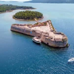 Hrvatska, tvrđava sv. Nikole, Šibenik, tvrđava sv. Nikole Šibenik, Mletačka Republika, otok Školjić, Skradin, pad Skradina, Giano Girolama Sanmicheli, Utvrda sv. Nikole, Tvrđava svetog nikole wikipedia, Sibenik tvrđava, Kanal svetog ante, tvrdjava svetog nikole sibenik, igra prijestolja tvrđava svetog nikole, igra prijestolja lokacije, igra prijestolja lokacije hrvatska, igra prijestolja lokacije šibenik, Croatia, fortress of St. Nikola, Šibenik, fortress of St. Nikole Šibenik, Republic of Venice, Island of Školjić, Skradin, Fall of Skradin, Giano Girolama Sanmicheli, Fortress of St. Nicholas, St. Nicholas Fortress wikipedia, Sibenik Fortress, Saint Ante Canal, St. Nicholas Fortress Sibenik, Game of Thrones St. Nicholas Fortress, Game of Thrones Locations, Game of Thrones Locations Croatia, Game of Thrones Locations Sibenik,