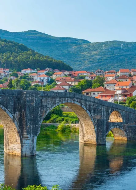 Trebišnjica, Trebinje, Arslanagića Most, Manastir Tvrdoš, Manastir Duži,Hercegovačka Gračanica, Manastir Svetog Apostola Petra i Pavla, Begova kuća, Resulbegovića kuća, Careva džamija, Sultan Ahmedova džamija, Osman pašina  džamija, Tvrđava Strač, aqua i dino park Grad Sunca, kula Brankovića, kula Petrina, kula Golo Brdo, utvrda Mičevac, tvrđava Kličanj, Muzej Hercegovine, Stara gradska jezgra Trebinja, Trebišnjica, Trebinje, Arslanagića Bridge, Tvrdoš Monastery, Duži Monastery, Hercegovačka Gračanica, Monastery of the Holy Apostles Peter and Paul, Beg House, Resulbegović House, Tsar's Mosque, Sultan Ahmed's Mosque, Osman Pasha's Mosque, Strač Fortress, aqua and dino park Grad Sunca, Branković Tower, Petrina Tower, Golo Brdo Tower, Mičevac Fortress, Kličanj Fortress, Herzegovina Museum, Old Town Trebinje,