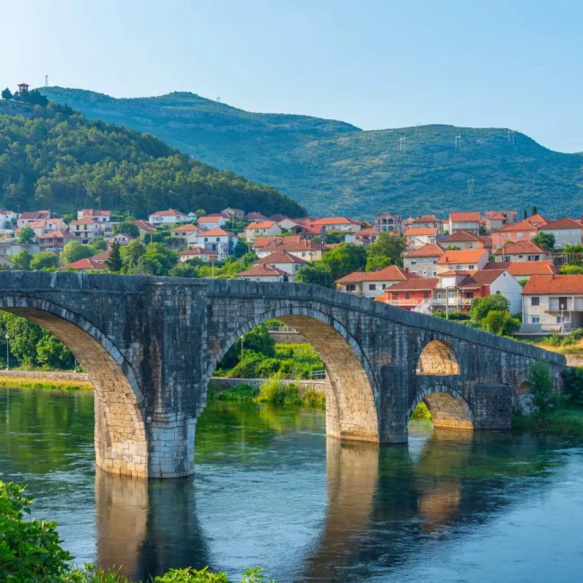 Trebišnjica, Trebinje, Arslanagića Most, Manastir Tvrdoš, Manastir Duži,Hercegovačka Gračanica, Manastir Svetog Apostola Petra i Pavla, Begova kuća, Resulbegovića kuća, Careva džamija, Sultan Ahmedova džamija, Osman pašina  džamija, Tvrđava Strač, aqua i dino park Grad Sunca, kula Brankovića, kula Petrina, kula Golo Brdo, utvrda Mičevac, tvrđava Kličanj, Muzej Hercegovine, Stara gradska jezgra Trebinja, Trebišnjica, Trebinje, Arslanagića Bridge, Tvrdoš Monastery, Duži Monastery, Hercegovačka Gračanica, Monastery of the Holy Apostles Peter and Paul, Beg House, Resulbegović House, Tsar's Mosque, Sultan Ahmed's Mosque, Osman Pasha's Mosque, Strač Fortress, aqua and dino park Grad Sunca, Branković Tower, Petrina Tower, Golo Brdo Tower, Mičevac Fortress, Kličanj Fortress, Herzegovina Museum, Old Town Trebinje,