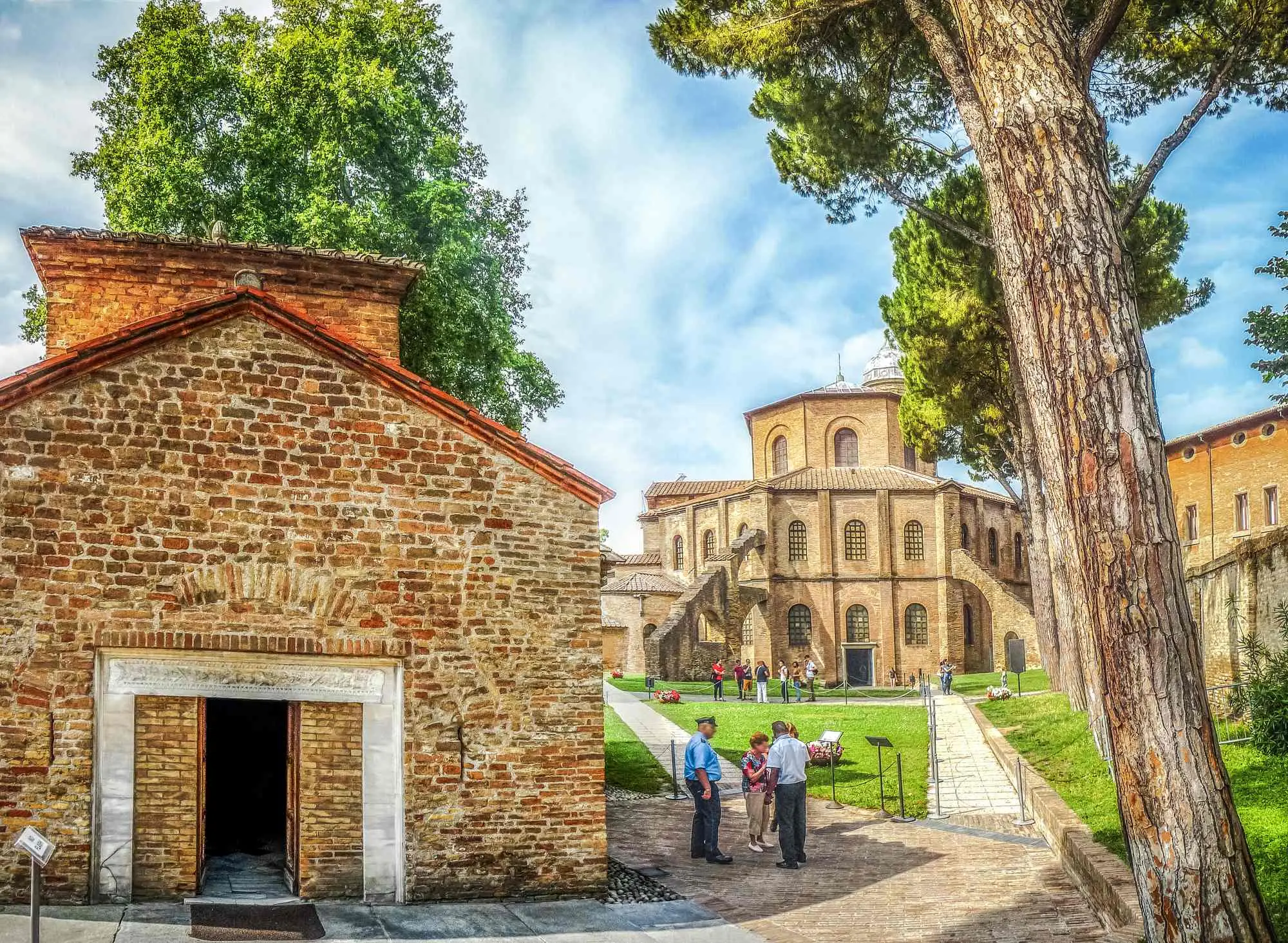 Emilia-Romagna, Ravenna, Jadransko more, Zapadno Rimsko Carstvo, Ostrogotsko kraljevstvo, Bizantski egzarhat, Bazilika San Vitale, Mauzolej Gale Placidije, Bazilika Sant'Apollinare Nuovo, Danteova grobnica, grobnica Dantea Aligheria,Dante Aligheri, Danteov muzej, Ravenna maraton, Piadina,  Emilia-Romagna, Ravenna, Adriatic Sea, Western Roman Empire, Ostrogothic Kingdom, Byzantine Exarchate, Basilica of San Vitale, Mausoleum of Galla Placidia, Basilica of Sant'Apollinare Nuovo, Dante's Tomb, Dante Aligheri's Tomb, Dante Aligheri, Dante Museum, Ravenna Marathon, Piadina ,