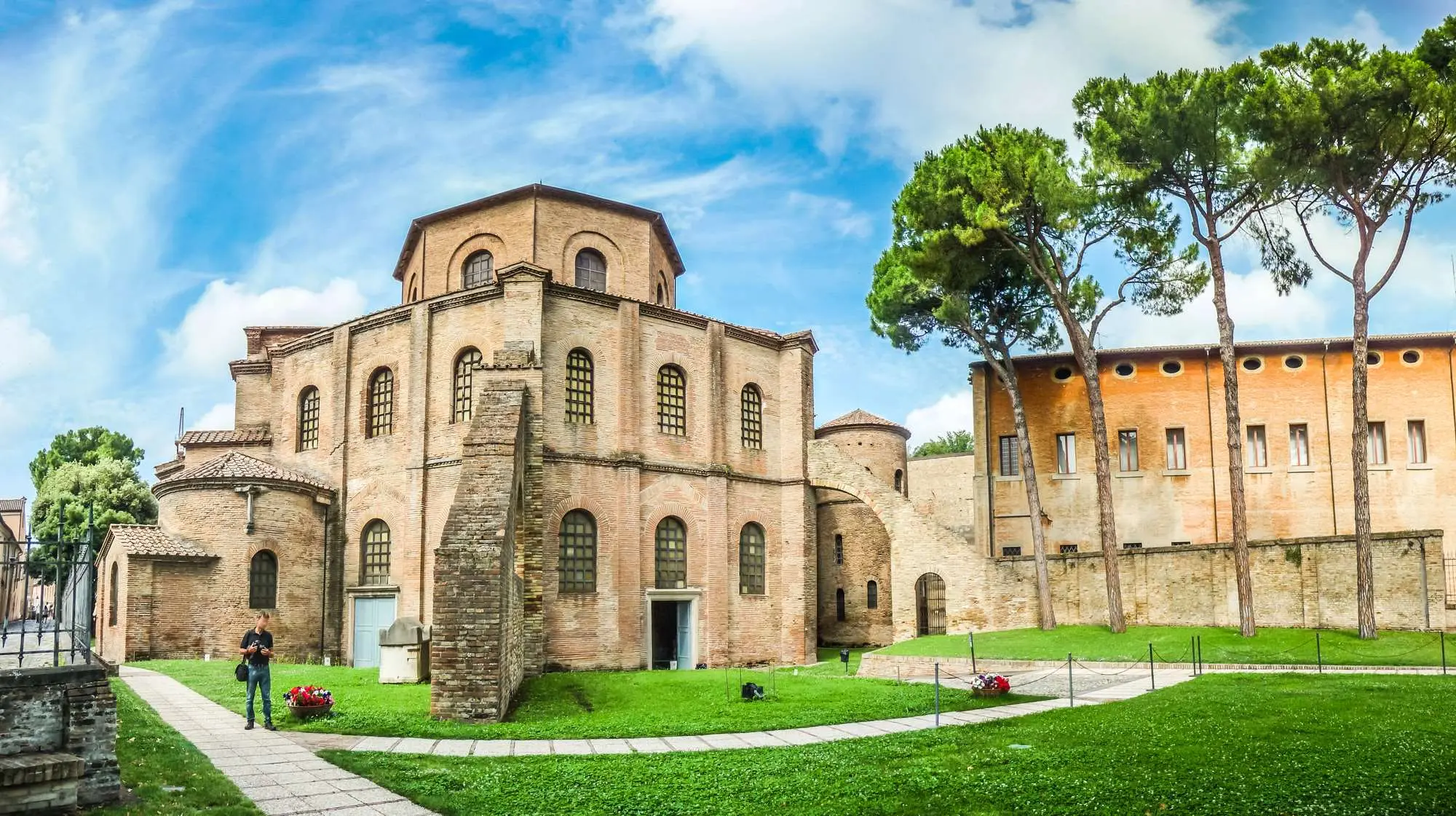 Emilia-Romagna, Ravenna, Jadransko more, Zapadno Rimsko Carstvo, Ostrogotsko kraljevstvo, Bizantski egzarhat, Bazilika San Vitale, Mauzolej Gale Placidije, Bazilika Sant'Apollinare Nuovo, Danteova grobnica, grobnica Dantea Aligheria,Dante Aligheri, Danteov muzej, Ravenna maraton, Piadina, Emilia-Romagna, Ravenna, Adriatic Sea, Western Roman Empire, Ostrogothic Kingdom, Byzantine Exarchate, Basilica of San Vitale, Mausoleum of Galla Placidia, Basilica of Sant'Apollinare Nuovo, Dante's Tomb, Dante Aligheri's Tomb, Dante Aligheri, Dante Museum, Ravenna Marathon, Piadina ,