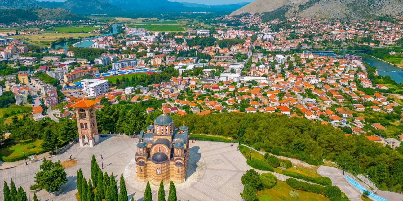 Trebišnjica, Trebinje, Arslanagića Most, Manastir Tvrdoš, Manastir Duži,Hercegovačka Gračanica, Manastir Svetog Apostola Petra i Pavla, Begova kuća, Resulbegovića kuća, Careva džamija, Sultan Ahmedova džamija, Osman pašina  džamija, Tvrđava Strač, aqua i dino park Grad Sunca, kula Brankovića, kula Petrina, kula Golo Brdo, utvrda Mičevac, tvrđava Kličanj, Muzej Hercegovine, Stara gradska jezgra Trebinja, Trebišnjica, Trebinje, Arslanagića Bridge, Tvrdoš Monastery, Duži Monastery, Hercegovačka Gračanica, Monastery of the Holy Apostles Peter and Paul, Beg House, Resulbegović House, Tsar's Mosque, Sultan Ahmed's Mosque, Osman Pasha's Mosque, Strač Fortress, aqua and dino park Grad Sunca, Branković Tower, Petrina Tower, Golo Brdo Tower, Mičevac Fortress, Kličanj Fortress, Herzegovina Museum, Old Town Trebinje,