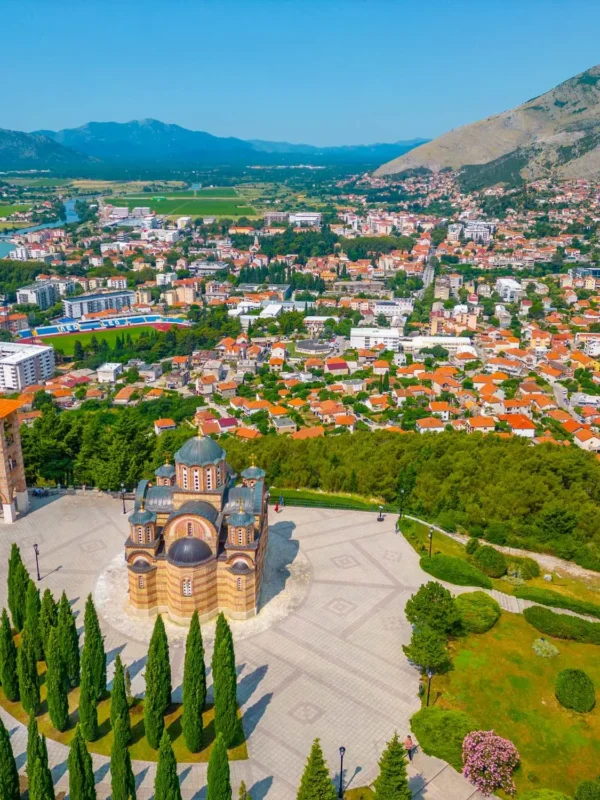 Trebišnjica, Trebinje, Arslanagića Most, Manastir Tvrdoš, Manastir Duži,Hercegovačka Gračanica, Manastir Svetog Apostola Petra i Pavla, Begova kuća, Resulbegovića kuća, Careva džamija, Sultan Ahmedova džamija, Osman pašina  džamija, Tvrđava Strač, aqua i dino park Grad Sunca, kula Brankovića, kula Petrina, kula Golo Brdo, utvrda Mičevac, tvrđava Kličanj, Muzej Hercegovine, Stara gradska jezgra Trebinja, Trebišnjica, Trebinje, Arslanagića Bridge, Tvrdoš Monastery, Duži Monastery, Hercegovačka Gračanica, Monastery of the Holy Apostles Peter and Paul, Beg House, Resulbegović House, Tsar's Mosque, Sultan Ahmed's Mosque, Osman Pasha's Mosque, Strač Fortress, aqua and dino park Grad Sunca, Branković Tower, Petrina Tower, Golo Brdo Tower, Mičevac Fortress, Kličanj Fortress, Herzegovina Museum, Old Town Trebinje,