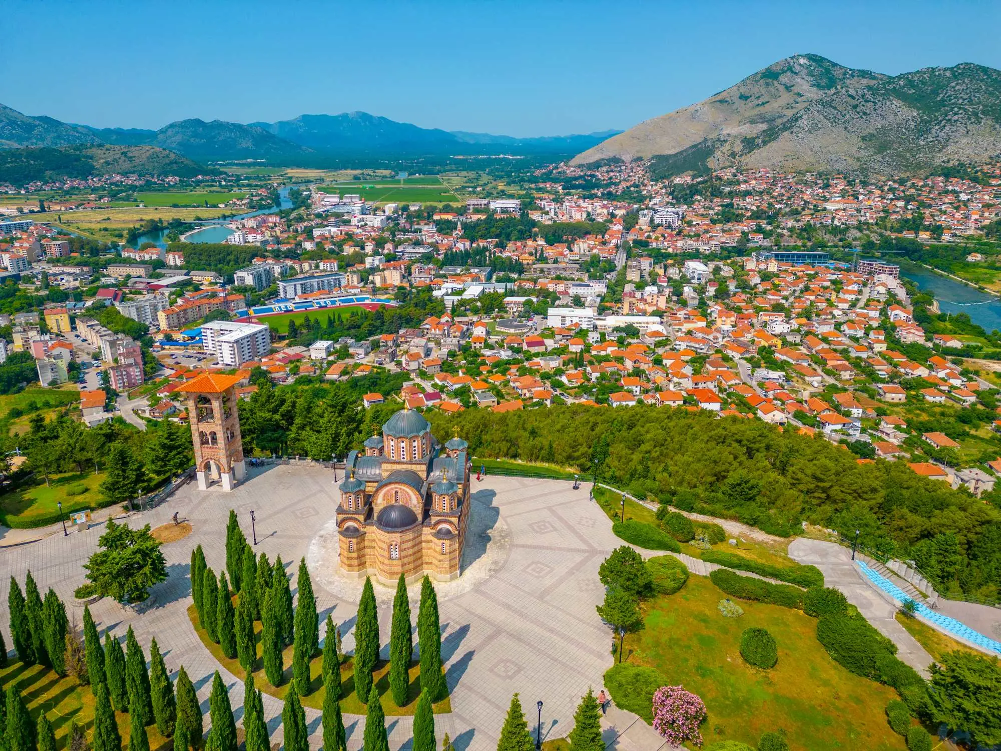 Trebišnjica, Trebinje, Arslanagića Most, Manastir Tvrdoš, Manastir Duži,Hercegovačka Gračanica, Manastir Svetog Apostola Petra i Pavla, Begova kuća, Resulbegovića kuća, Careva džamija, Sultan Ahmedova džamija, Osman pašina  džamija, Tvrđava Strač, aqua i dino park Grad Sunca, kula Brankovića, kula Petrina, kula Golo Brdo, utvrda Mičevac, tvrđava Kličanj, Muzej Hercegovine, Stara gradska jezgra Trebinja, Trebišnjica, Trebinje, Arslanagića Bridge, Tvrdoš Monastery, Duži Monastery, Hercegovačka Gračanica, Monastery of the Holy Apostles Peter and Paul, Beg House, Resulbegović House, Tsar's Mosque, Sultan Ahmed's Mosque, Osman Pasha's Mosque, Strač Fortress, aqua and dino park Grad Sunca, Branković Tower, Petrina Tower, Golo Brdo Tower, Mičevac Fortress, Kličanj Fortress, Herzegovina Museum, Old Town Trebinje,