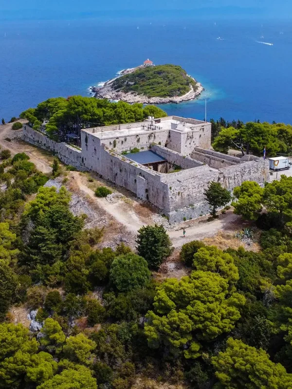 Fort George Vis, Otok Vis povijest, Tvrđava Fort George, Britanska kraljevska mornarica Vis, Viška bitka, Fortica Vis, Povijesne utvrde Dalmacija, Restorani i kafići Vis, Vjenčanja Fort George, zanimljivosti otok Vis, Napoleonove bitke Vis, atrakcije Vis, parkiranje Fort George, restauracija Fort George, otok Host, Fort George događanja, Zalazak sunca Vis, Povijest otoka Hvar i Vis, Proslave Fort George Vis, Fort George povijest, Povijesne utvrde Vis, Tvrđava King George III, Fort George Vis, Island Vis history, Fort George, British Royal Navy Vis, Battle of Vis, Fortica Vis, Historical forts Dalmatia, Restaurants and cafes Vis, Weddings Fort George, interesting things island Vis, Napoleonic battles Vis, attractions Vis, parking Fort George , Fort George restoration, Host island, Fort George events, Vis sunset, History of the islands of Hvar and Vis, Fort George Vis celebrations, Fort George history, Historical forts of Vis, King George III Fortress