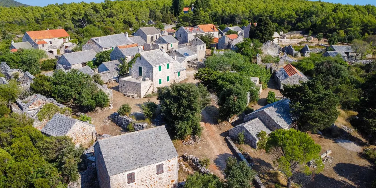 Humac, Humac Hvar, Etno selo Humac, napušteno selo Hvar, napuštena sela Hrvatska, autentično dalmatinsko selo, otok Hvar, Hvar što vidjeti, Hvar što raditi, Obitelj Franičević, Humac restoran, Humac smještaj, crkva Sv. Ivana i Pavla, crkva Sv. Ivana i Pavla Humac, Humac crkva, Grapčeva špilja, Grapčeva špilja Hvar, Grapčeva špilja Humac, špilja Humac, Humac, Humac Hvar, Ethnic village of Humac, abandoned village of Hvar, abandoned villages of Croatia, authentic Dalmatian village, island of Hvar, Hvar what to see, Hvar what to do, Franičević Family, Humac restaurant, Humac accommodation, Church of St. John and Paul, church of St. Ivan and Pavla Humac, Humac church, Grapčeva cave, Grapčeva cave Hvar, Grapčeva cave Humac, Humac cave,