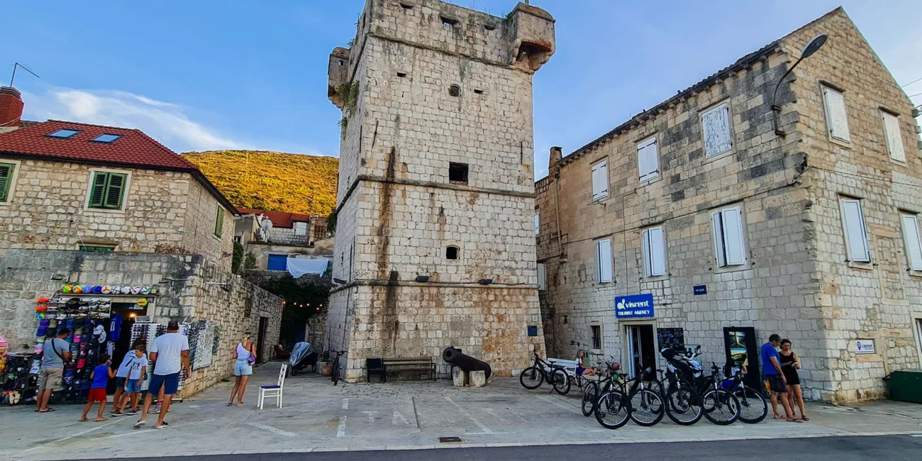 Kula Perasti, Kula Perasti Vis, Kula Perasti povijest, Vis što vidjeti, Vis povijest, kula Vis, Vis utvrde, otok Vis, Kula Perasti wikipedia, tvrđava vis, Kula Perasti godina, Perasti Tower, Perasti Tower Vis, Perasti Tower history, Vis what to see, Vis history, Vis tower, Vis forts, island of Vis, Perasti Tower wikipedia, vis fortress, Perasti Tower age,