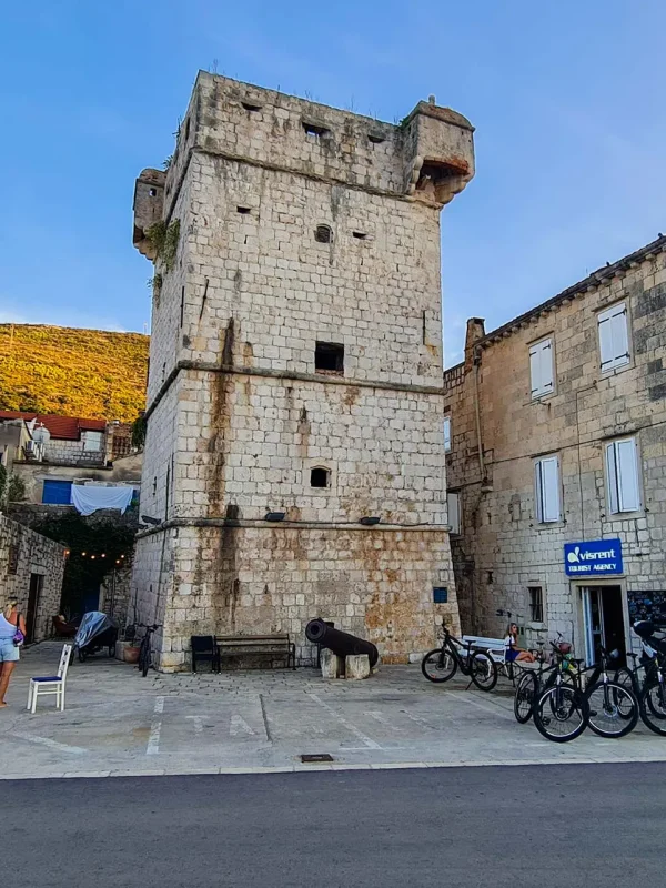Kula Perasti, Kula Perasti Vis, Kula Perasti povijest, Vis što vidjeti, Vis povijest, kula Vis, Vis utvrde, otok Vis, Kula Perasti wikipedia, tvrđava vis, Kula Perasti godina, Perasti Tower, Perasti Tower Vis, Perasti Tower history, Vis what to see, Vis history, Vis tower, Vis forts, island of Vis, Perasti Tower wikipedia, vis fortress, Perasti Tower age,