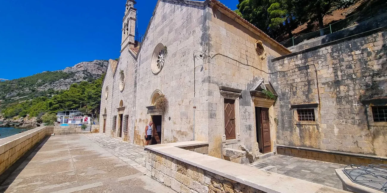 Otok Vis, Gusarica, crkva sv. Marije Gusarice, crkva sv. Marije Komiža, crkve sv. Nikole, crkve sv. Nikole Komiža, crkva sv. Roka, crkva Gospe od Sedam Žalosti, kameni gradovi visa, utvrde komiža, utvrde vis, Gospa Gusarica, Island of Vis, Gusarica, church of St. Maria, Gusarica, Church of Our Lady of the Pirates Komiža, church of St. Nicholas, church of St. Nicholas Komiža, church of St. Rocco, the church of Our Lady of Seven Sorrows, the stone towns of Vis, Komiža forts, Vis forts, Our Lady of the Pirates, Church of Our Lady of the Pirates