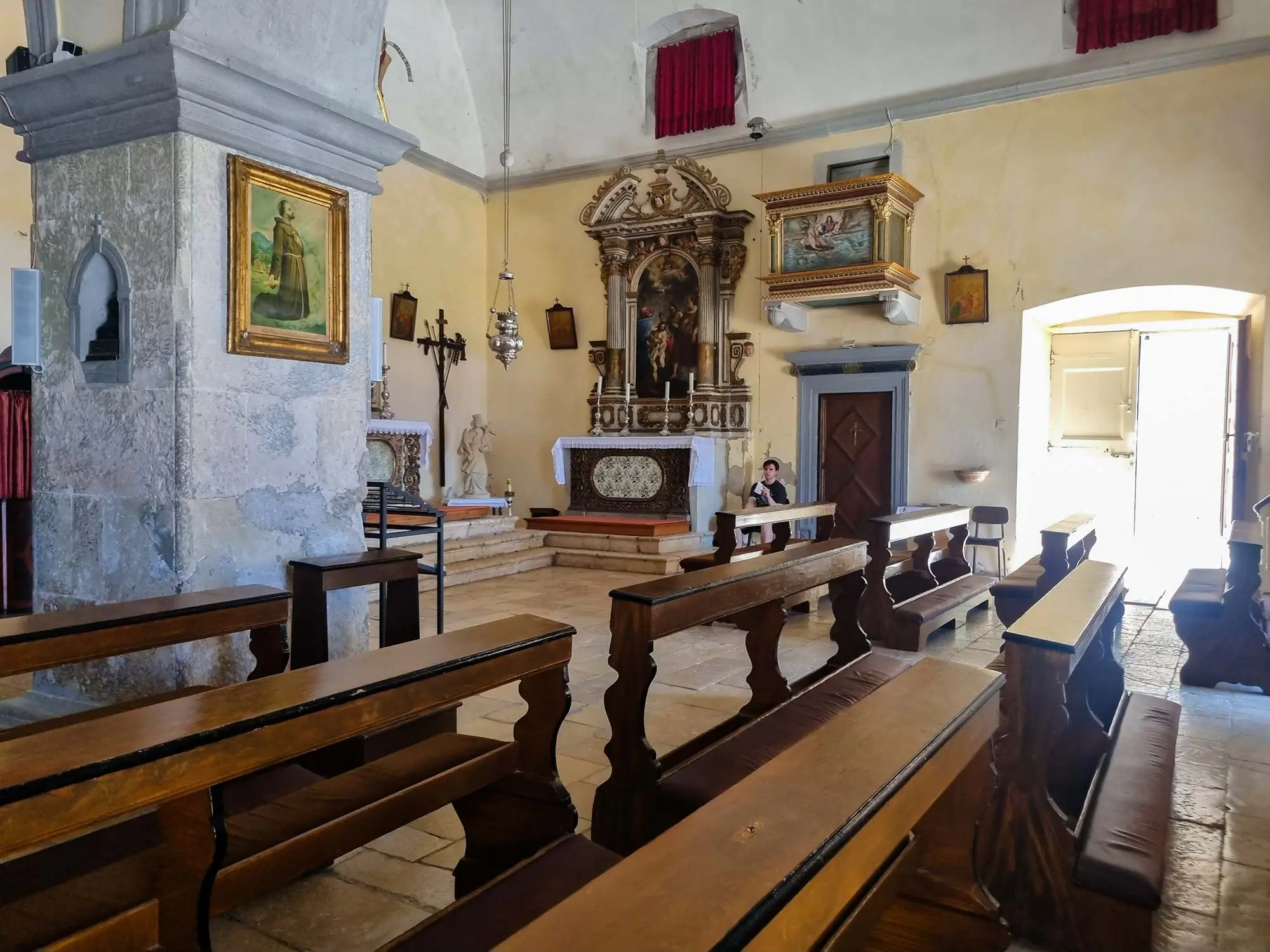 Otok Vis, Gusarica, crkva sv. Marije Gusarice, crkva sv. Marije Komiža, crkve sv. Nikole, crkve sv. Nikole Komiža, crkva sv. Roka, crkva Gospe od Sedam Žalosti, kameni gradovi visa, utvrde komiža, utvrde vis, Gospa Gusarica, Island of Vis, Gusarica, church of St. Maria, Gusarica, Church of Our Lady of the Pirates Komiža, church of St. Nicholas, church of St. Nicholas Komiža, church of St. Rocco, the church of Our Lady of Seven Sorrows, the stone towns of Vis, Komiža forts, Vis forts, Our Lady of the Pirates, Church of Our Lady of the Pirates