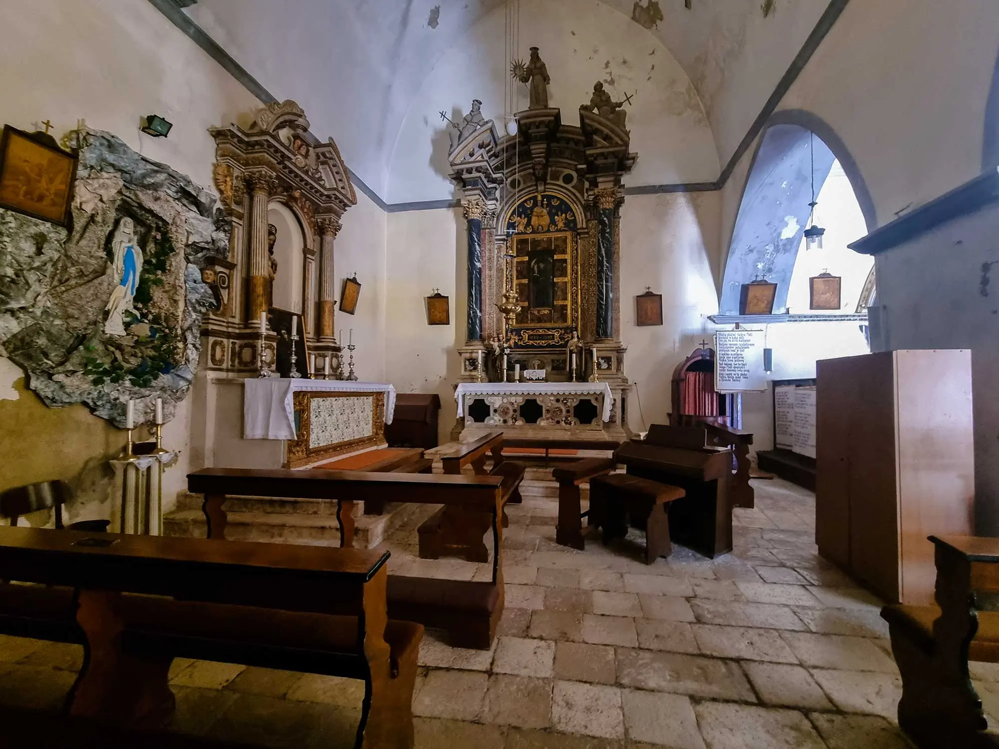 Otok Vis, Gusarica, crkva sv. Marije Gusarice, crkva sv. Marije Komiža, crkve sv. Nikole, crkve sv. Nikole Komiža, crkva sv. Roka, crkva Gospe od Sedam Žalosti, kameni gradovi visa, utvrde komiža, utvrde vis, Gospa Gusarica, Island of Vis, Gusarica, church of St. Maria, Gusarica, Church of Our Lady of the Pirates Komiža, church of St. Nicholas, church of St. Nicholas Komiža, church of St. Rocco, the church of Our Lady of Seven Sorrows, the stone towns of Vis, Komiža forts, Vis forts, Our Lady of the Pirates, Church of Our Lady of the Pirates