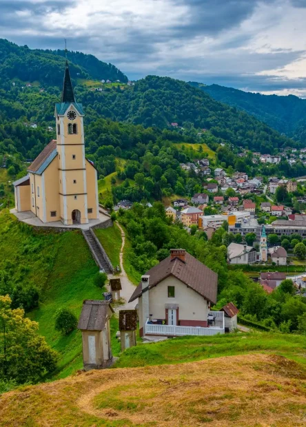 Idrija Slovenija, Idrija, Slovenija, Idrijica, rijeka Idrijica, Idrija Unesco, Rudnik žive Idrija, Antonijev rov, Grad Gewerkenegg, Idrija Geopark, Idrijske klavže, Putrihove klavže, Brusove klavže, Idrija, Slovenija, turizam, UNESCO baština, muzej žive, Geopark Idrija, čipka na batiće, festival čipke, Anthonjev rov, dvorac Gewerkenegg, kulturna baština, Divje jezero, klavže Idrijica, prirodne ljepote, staze za planinarenje, znamenitosti Idrija, povijesne lokacije, Idrijski žlikrofi, lokalna kuhinja, vodič kroz Idriju, posjetiteljski centar Geoparka, rudarska povijest Idrija, rudnik žive, kulturni spomenici, Idrija atrakcije, što posjetiti u Idriji, povijest Slovenije, prirodne znamenitosti Idrija, lokalna tradicija, izrada čipke, Idrija Slovenia, Idrija, Slovenia, Idrijica, Idrija river, Idrija Unesco, Idrija mercury mine, Antonijov trench, City of Gewerkenegg, Idrija Geopark, Idrija klavje, Putrihov klavje, Brusov klavje, Idrija, Slovenia, tourism, UNESCO heritage, mercury museum, Geopark Idrija, cotton lace, lace festival, Anthonje trench, Gewerkenegg castle, cultural heritage, Divje jezero, Idrijica gorges, natural beauty, hiking trails, sights of Idrija, historical sites, Idrija žlikrofi, local cuisine, guide through Idrija, Geopark visitor center , mining history of Idrija, mercury mine, cultural monuments, Idrija attractions, what to visit in Idrija, history of Slovenia, natural sights of Idrija, local tradition, lace making,