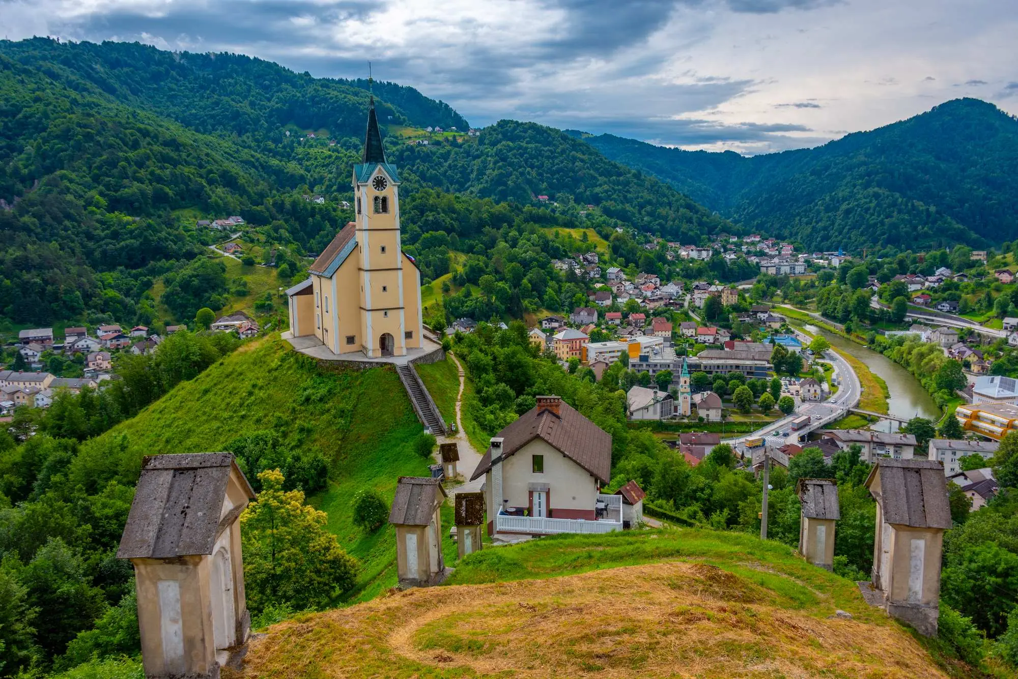 Idrija Slovenija, Idrija, Slovenija, Idrijica, rijeka Idrijica, Idrija Unesco, Rudnik žive Idrija, Antonijev rov, Grad Gewerkenegg, Idrija Geopark, Idrijske klavže, Putrihove klavže, Brusove klavže, Idrija, Slovenija, turizam, UNESCO baština, muzej žive, Geopark Idrija, čipka na batiće, festival čipke, Anthonjev rov, dvorac Gewerkenegg, kulturna baština, Divje jezero, klavže Idrijica, prirodne ljepote, staze za planinarenje, znamenitosti Idrija, povijesne lokacije, Idrijski žlikrofi, lokalna kuhinja, vodič kroz Idriju, posjetiteljski centar Geoparka, rudarska povijest Idrija, rudnik žive, kulturni spomenici, Idrija atrakcije, što posjetiti u Idriji, povijest Slovenije, prirodne znamenitosti Idrija, lokalna tradicija, izrada čipke, Idrija Slovenia, Idrija, Slovenia, Idrijica, Idrija river, Idrija Unesco, Idrija mercury mine, Antonijov trench, City of Gewerkenegg, Idrija Geopark, Idrija klavje, Putrihov klavje, Brusov klavje, Idrija, Slovenia, tourism, UNESCO heritage, mercury museum, Geopark Idrija, cotton lace, lace festival, Anthonje trench, Gewerkenegg castle, cultural heritage, Divje jezero, Idrijica gorges, natural beauty, hiking trails, sights of Idrija, historical sites, Idrija žlikrofi, local cuisine, guide through Idrija, Geopark visitor center , mining history of Idrija, mercury mine, cultural monuments, Idrija attractions, what to visit in Idrija, history of Slovenia, natural sights of Idrija, local tradition, lace making,