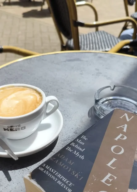 italijanska kultura kave, kava običaji u Italiji, cappuccino nakon 11 sati, talijanski espresso pravila, kako piti kavu u Italiji, zašto ne cappuccino poslijepodne, talijanski kafić etiketa, espresso nasuprot cappuccino u Italiji, probava i kava u Italiji, italijanski doručak cappuccino, turistička pogreška u Italiji, Talijanska kultura ispijanja kave, zašto ne naručiti cappuccino nakon 11 sati, Italian coffee culture, coffee customs in Italy, cappuccino after 11 o'clock, Italian espresso rules, how to drink coffee in Italy, why not cappuccino in the afternoon, Italian cafe etiquette, espresso versus cappuccino in Italy, digestion and coffee in Italy, Italian breakfast cappuccino, tourist mistake in Italy, Italian coffee drinking culture, why not order a cappuccino after 11 o'clock