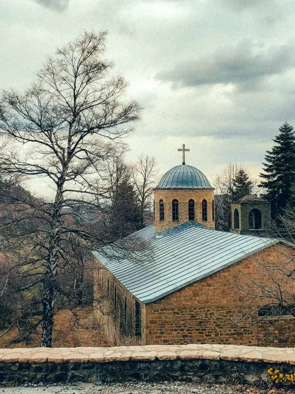 Korçë, Albanija, Dardha, Dardha skijalište, selo Dardha, slikova sela u albaniji, planinsko selo Albanija, Dardha skijanje, skijanje Albanija, skijalište Albanija, Shën Pjeter, Guri i Vjeshtës, skijalište Bigëll Dardha, skijalište Bigell, skijalište Bigell Dardha, Ski Pista Bigell, Ski resort Bigell, lakror,  Korçë, Albania, Dardha, Dardha ski resort, Dardha village, pictures of villages in Albania, mountain village Albania, Dardha skiing, skiing Albania, ski resort Albania, Shën Pjeter, Guri i Vjeshëts, Bigëll Dardha ski resort, Bigell ski resort, Bigell Dardha ski resort, Ski Pista Bigell, Ski resort Bigell, lakror,