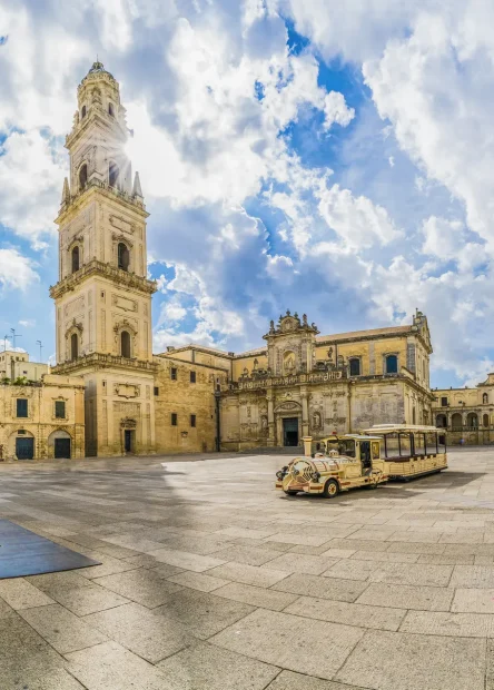 Apulija, Firenca juga, Salento, poluotok Salento, Lecce, grad Lecce, Italija, Bazilika Santa Croce, Katedrala Svete Marije Uznesenja i Svetog Oroncija, Piazza Sant’Oronzo, Trg Svetog Orancija, zanimljivosti Lecce, aktrakcija Lecce, Rimski amfiteatar, Rimski amfiteatar Lecce, Dvorac Karla V, Dvorac Karla V Lecce, Piazza del Duomo, Porta Napoli, Porta Rudiae, Palača Loffredo Adorno,  Apulia, Florence of the South, Salento, Salento Peninsula, Lecce, Lecce City, Italy, Basilica of Santa Croce, Cathedral of Saint Mary of the Assumption and Saint Orontius, Piazza Sant'Oronzo, Square of Saint Orange, attractions of Lecce, attraction of Lecce, Roman Amphitheater, Roman Amphitheater of Lecce , Castle of Charles V, Castle of Charles V Lecce, Piazza del Duomo, Porta Napoli, Porta Rudiae, Loffredo Adorno Palace,